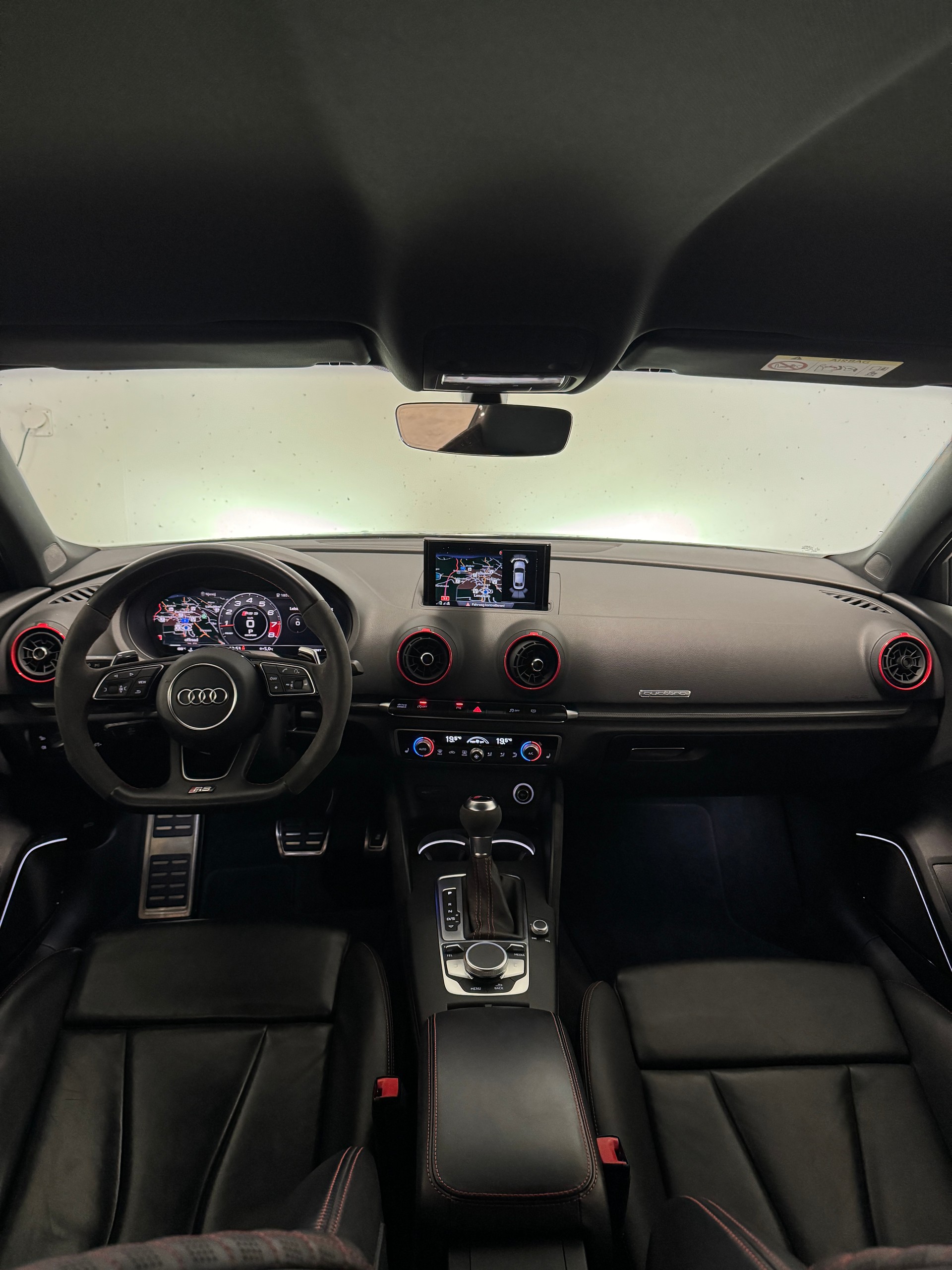 AUDI RS3 Limousine 2.5 TSI quattro S-tronic *Erste Hand*-image-11