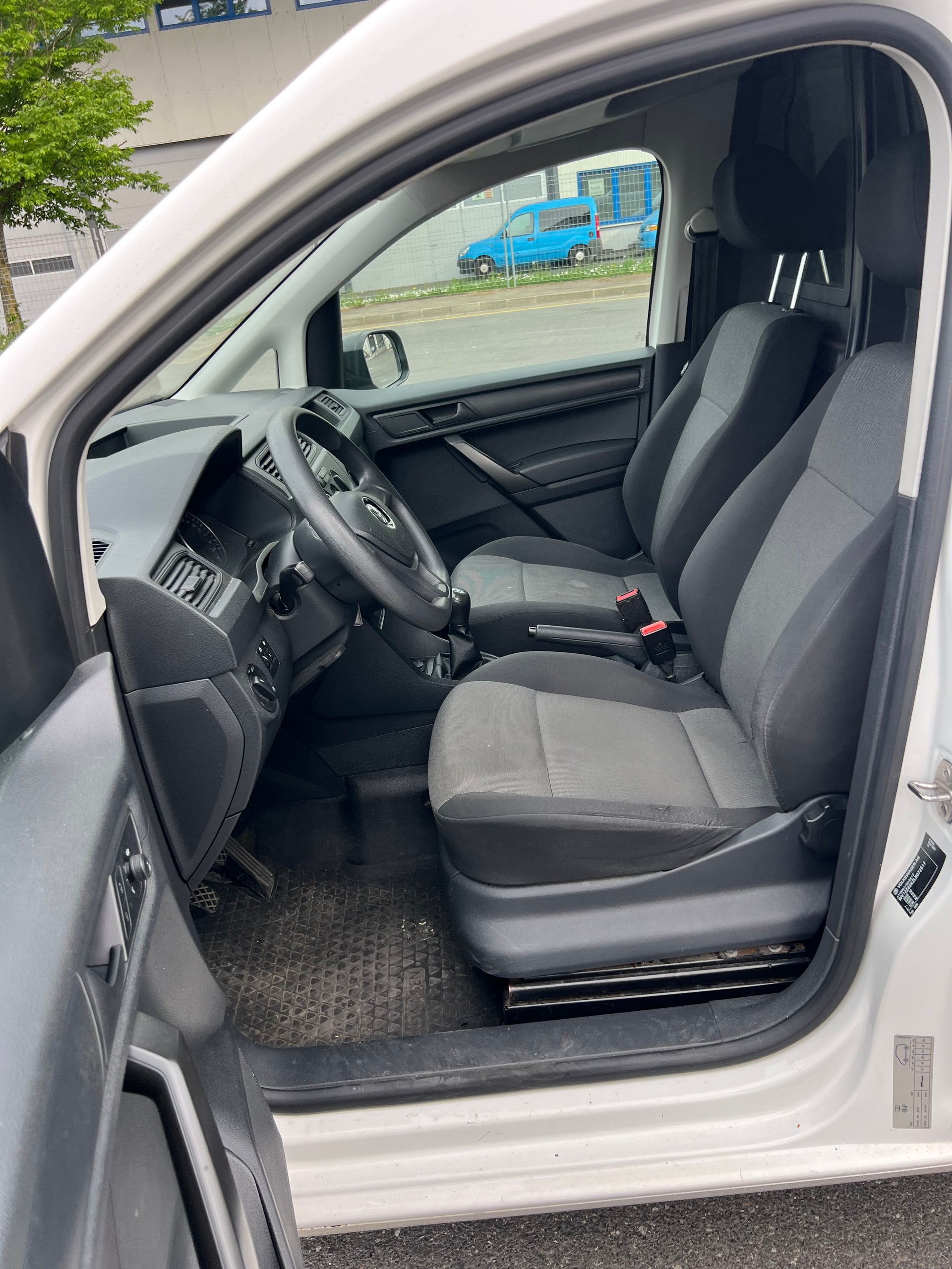 VW Caddy 1.0 TSI BlueMotion Technology-image-9