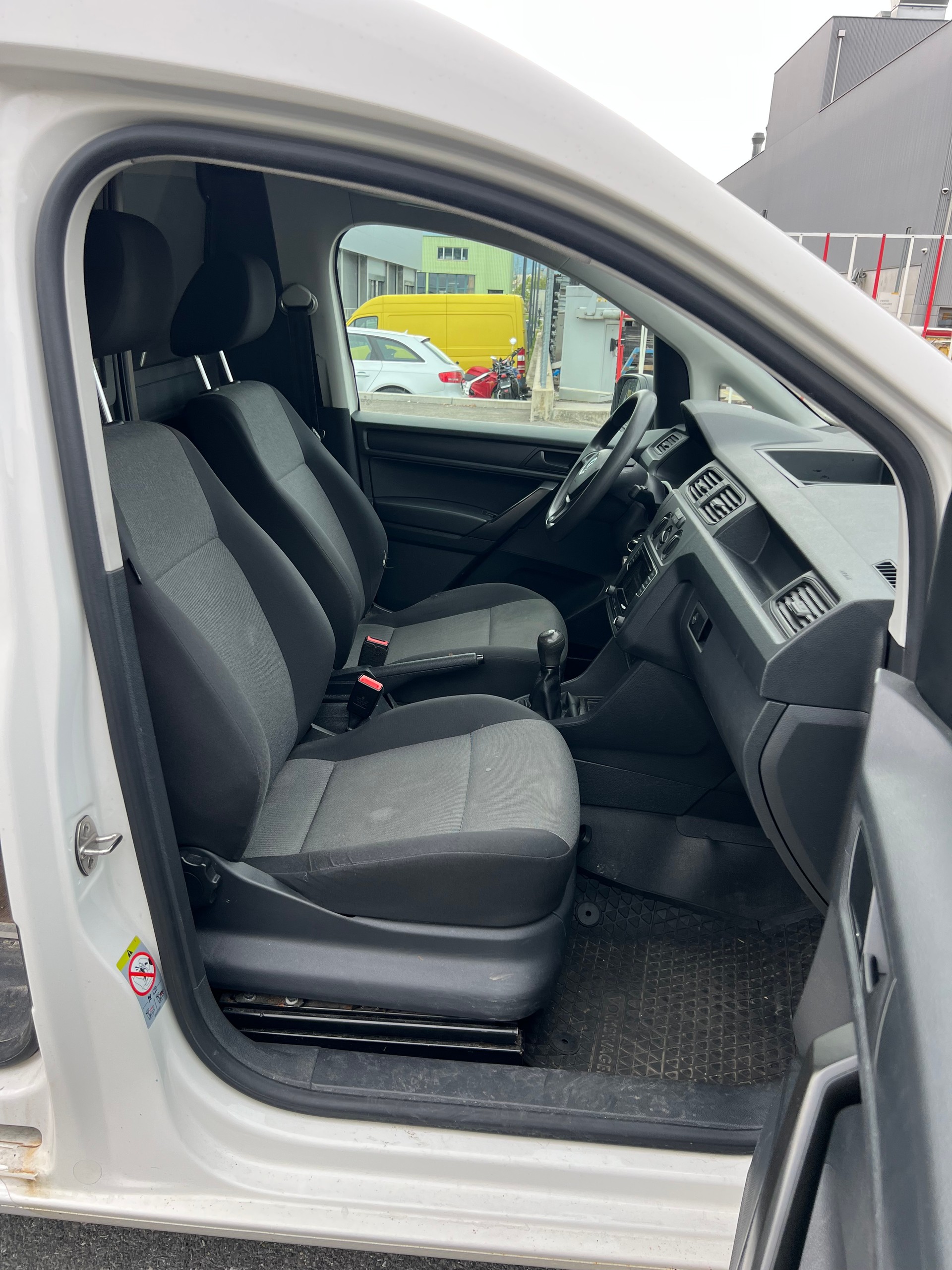VW Caddy 1.0 TSI BlueMotion Technology-image-12