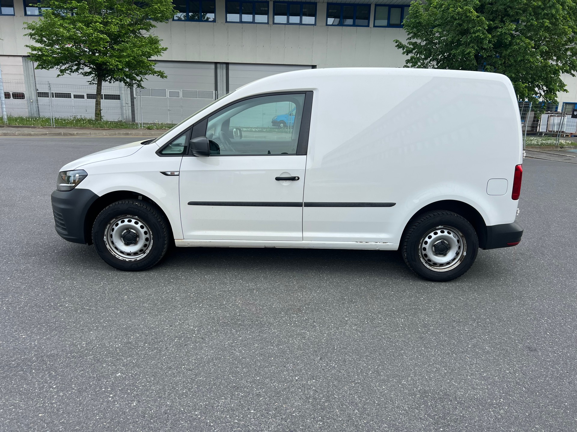 VW Caddy 1.0 TSI BlueMotion Technology-image-2