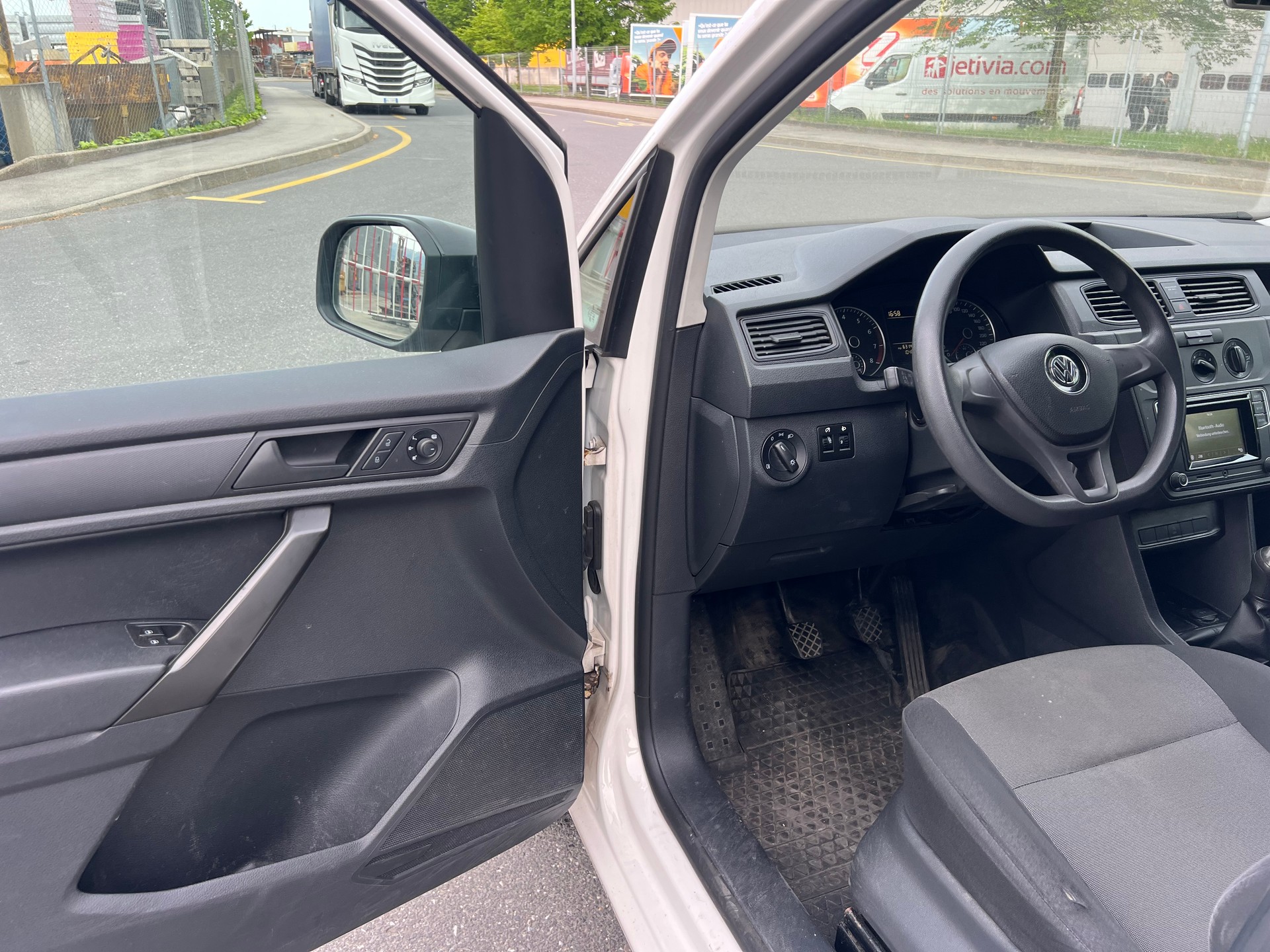 VW Caddy 1.0 TSI BlueMotion Technology-image-8