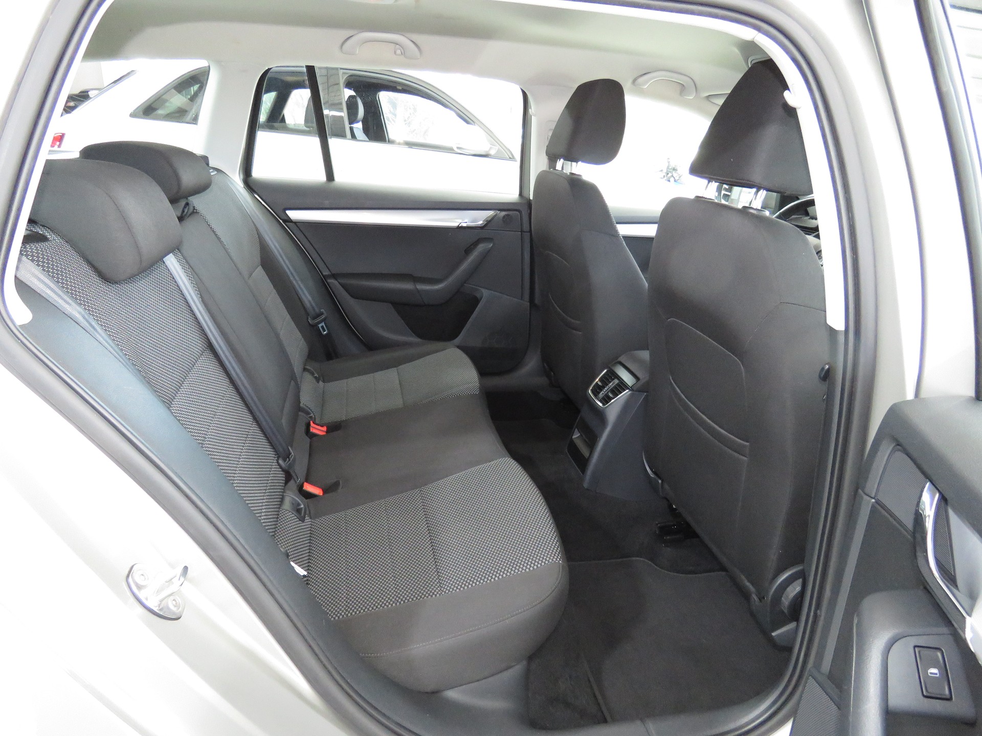 SKODA Octavia Combi 1.8 TSI Ambition 4x4 DSG (Automat)-image-12