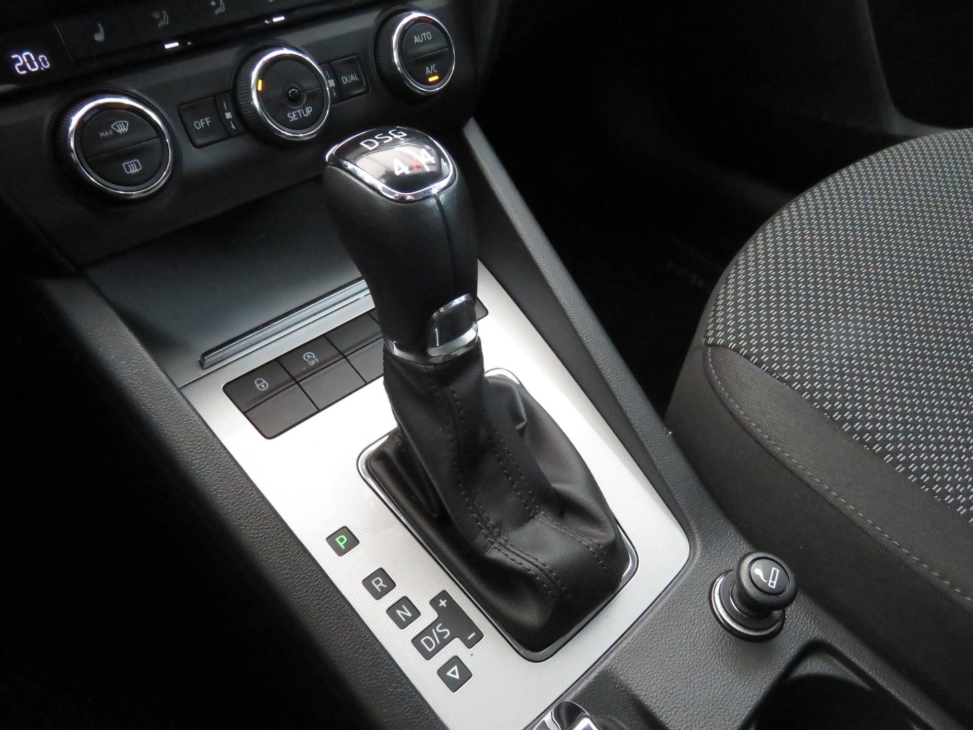 SKODA Octavia Combi 1.8 TSI Ambition 4x4 DSG (Automat)-image-15