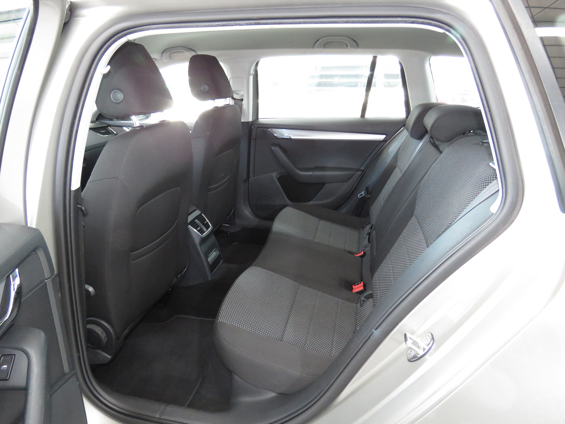 SKODA Octavia Combi 1.8 TSI Ambition 4x4 DSG (Automat)-image-8