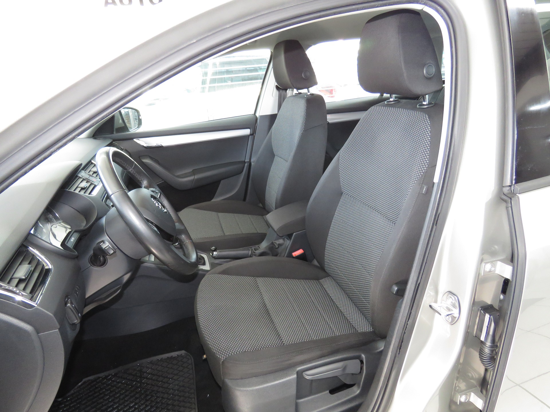 SKODA Octavia Combi 1.8 TSI Ambition 4x4 DSG (Automat)-image-7