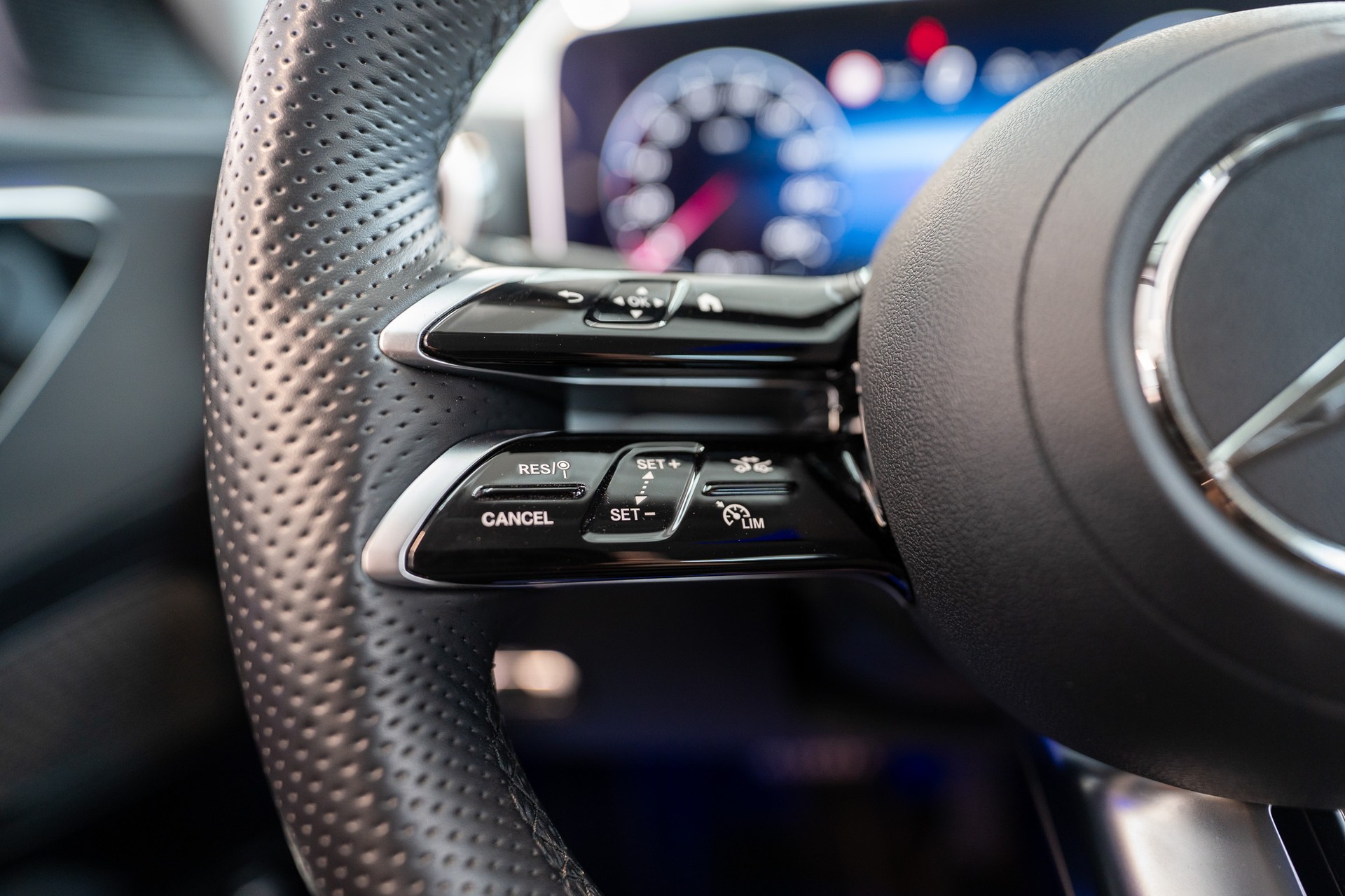 MERCEDES-BENZ C 300 d AMG Line / Rückfahrkamera / el. Sitze / Ambientebeleuchtung-image-17