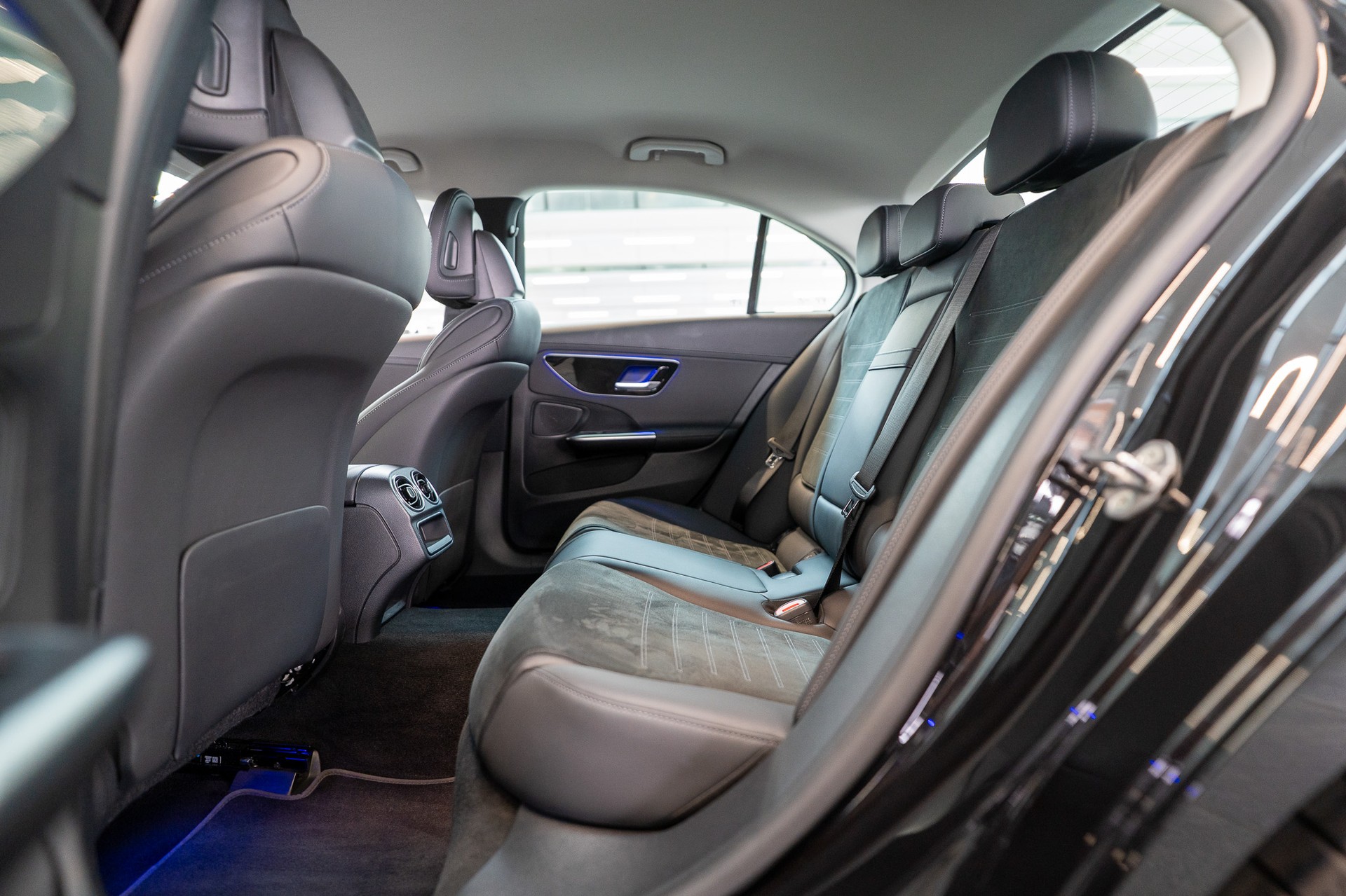 MERCEDES-BENZ C 300 d AMG Line / Rückfahrkamera / el. Sitze / Ambientebeleuchtung-image-11
