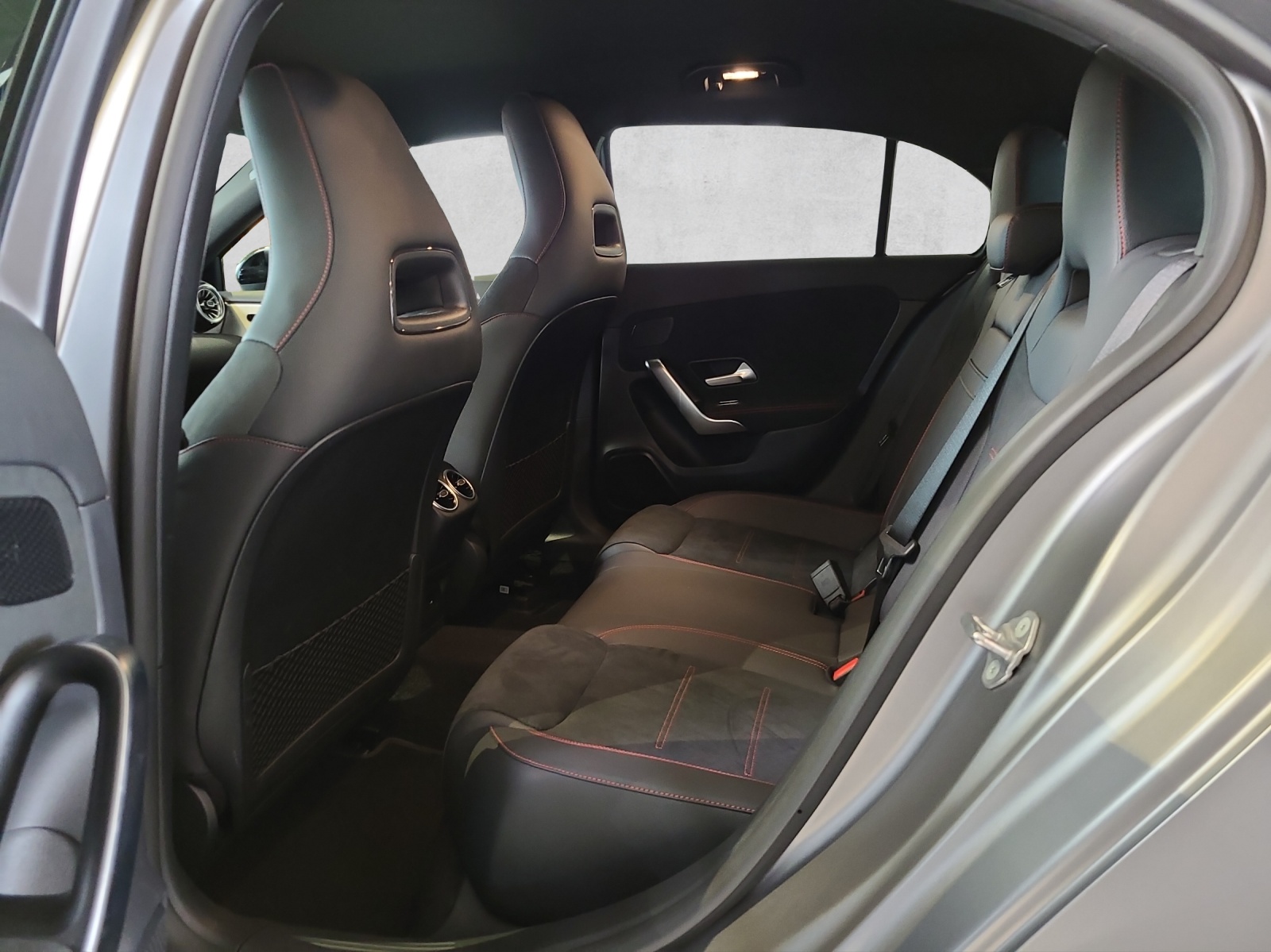 MERCEDES-BENZ A 250 4Matic AMG Line 7G-DCT-image-10