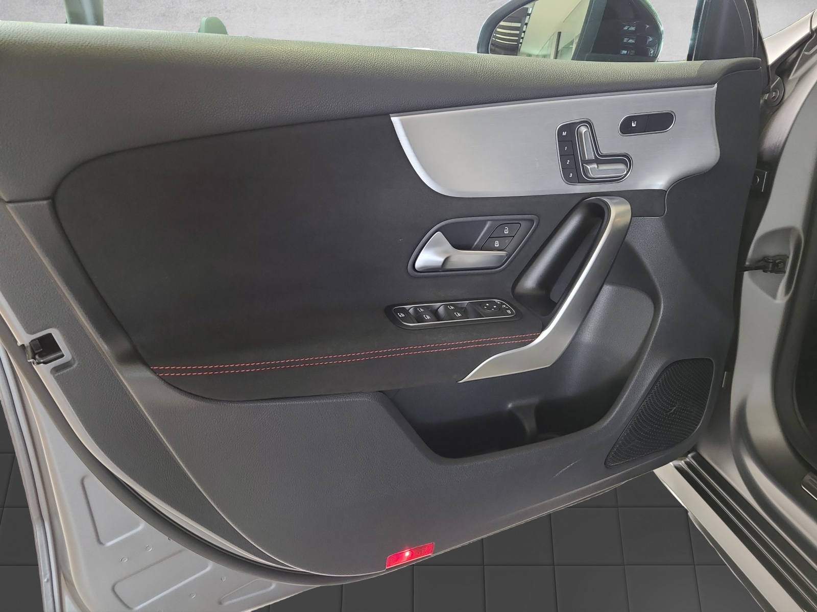 MERCEDES-BENZ A 250 4Matic AMG Line 7G-DCT-image-8