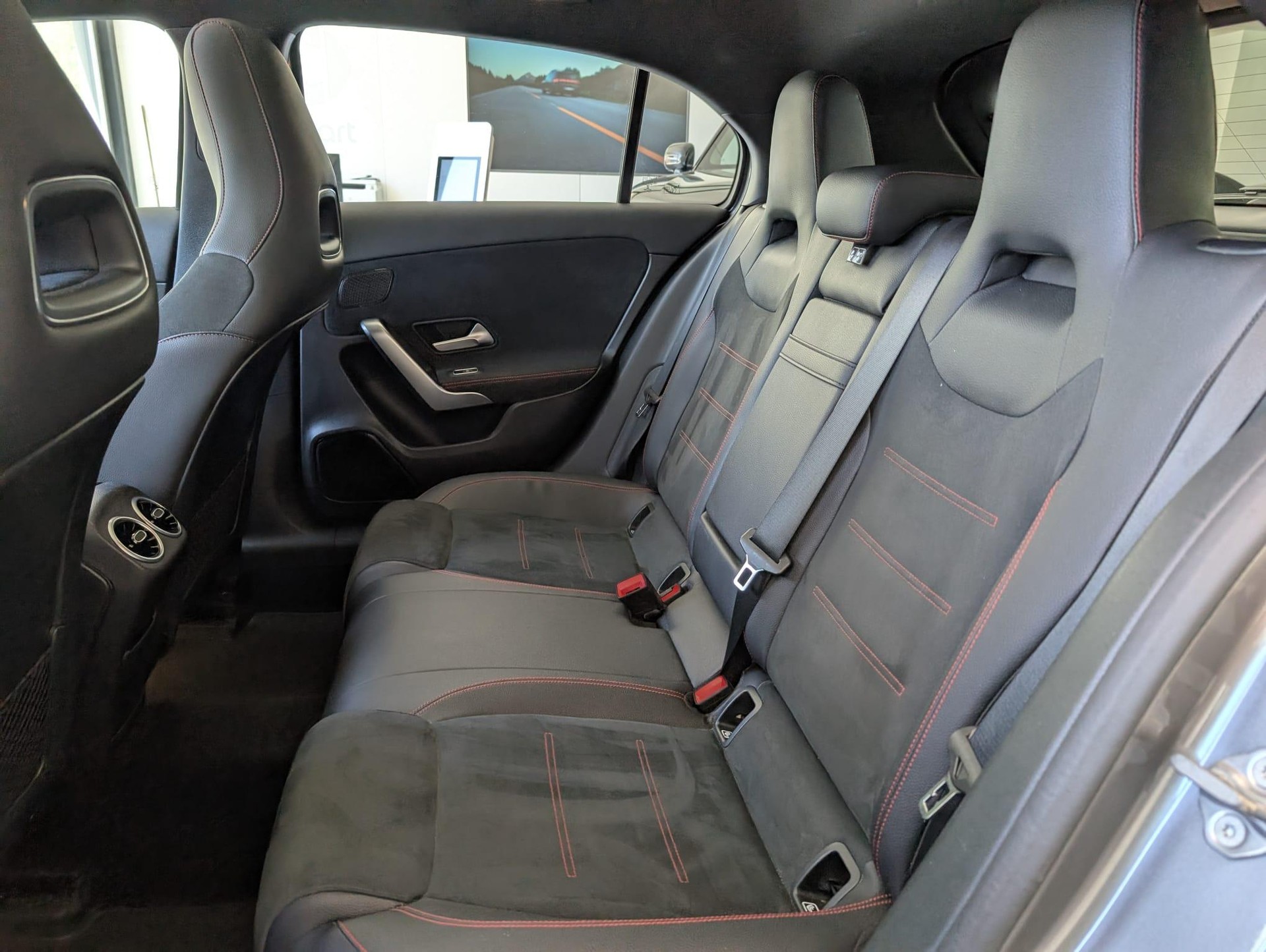 MERCEDES-BENZ A 250 AMG Line-image-15