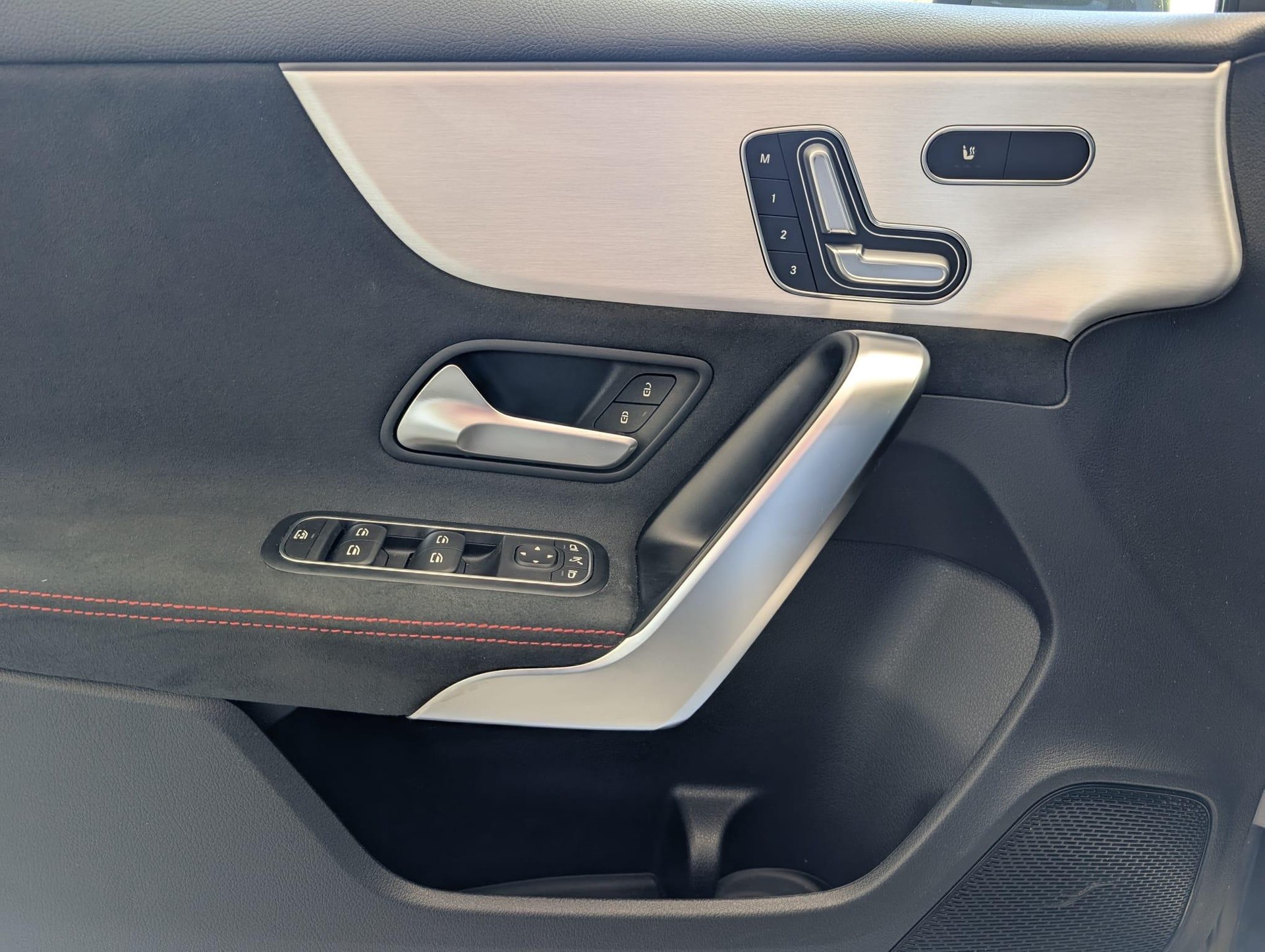 MERCEDES-BENZ A 250 AMG Line-image-8
