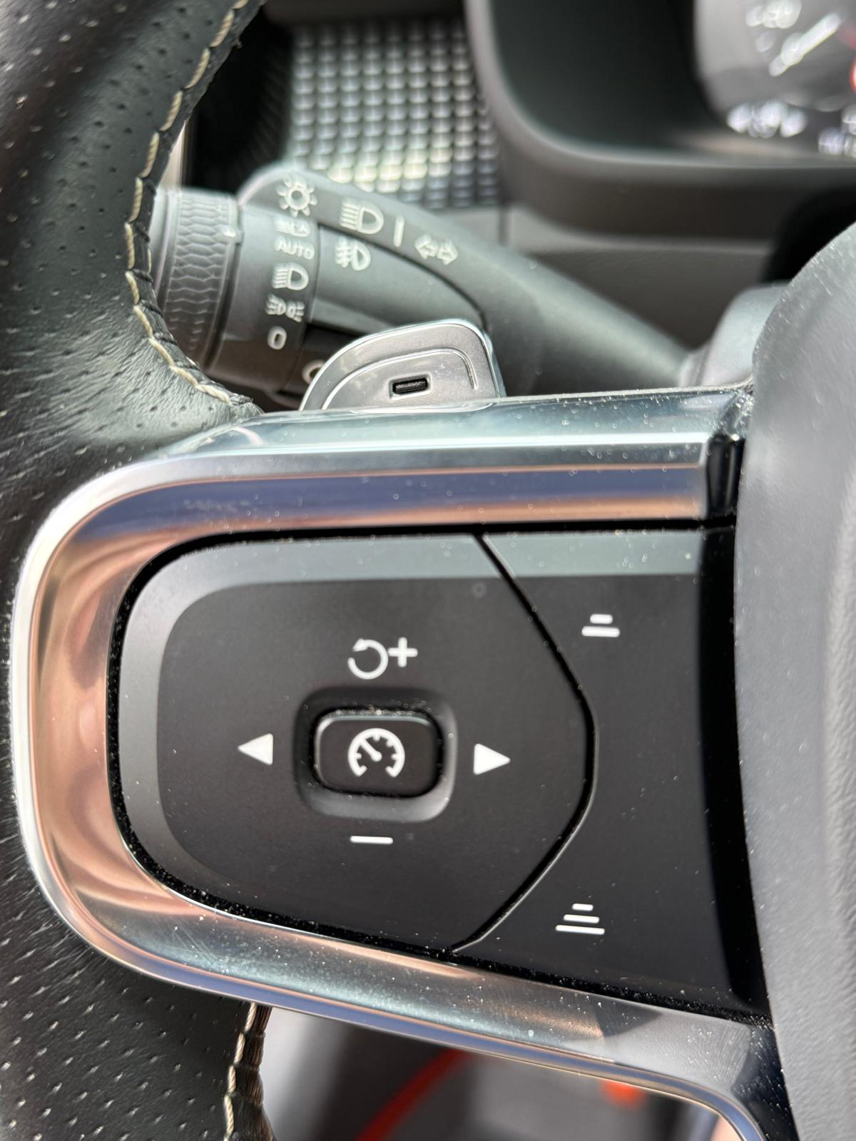 VOLVO XC40 D4 AWD R-Design Geartronic-image-12
