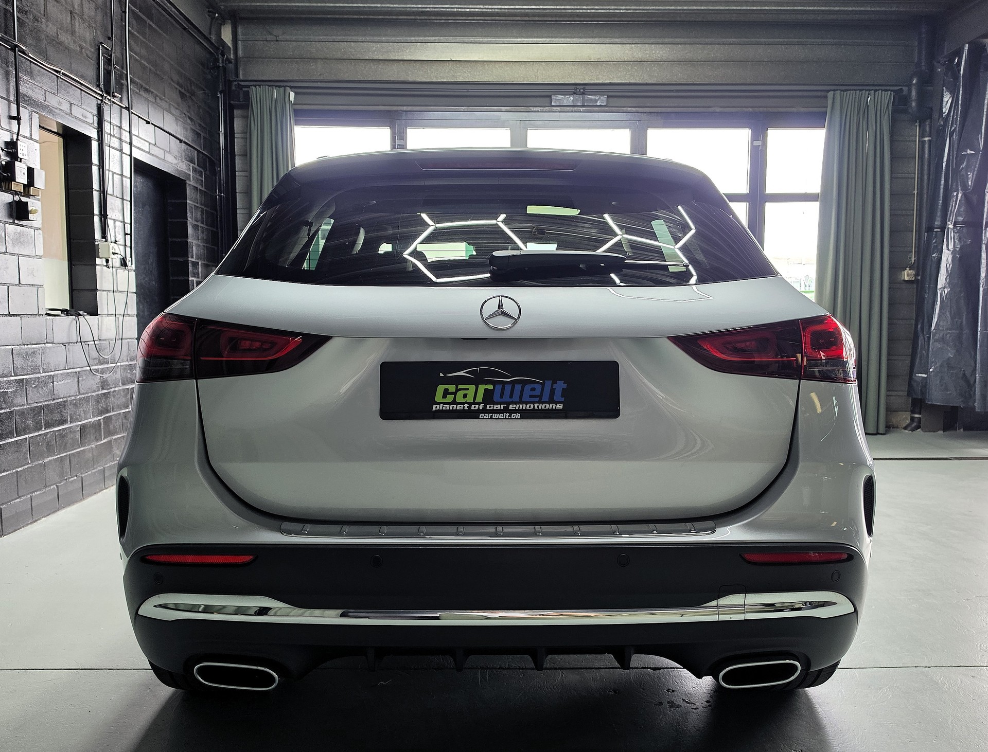MERCEDES-BENZ GLA 250 AMG Line 4matic-image-3