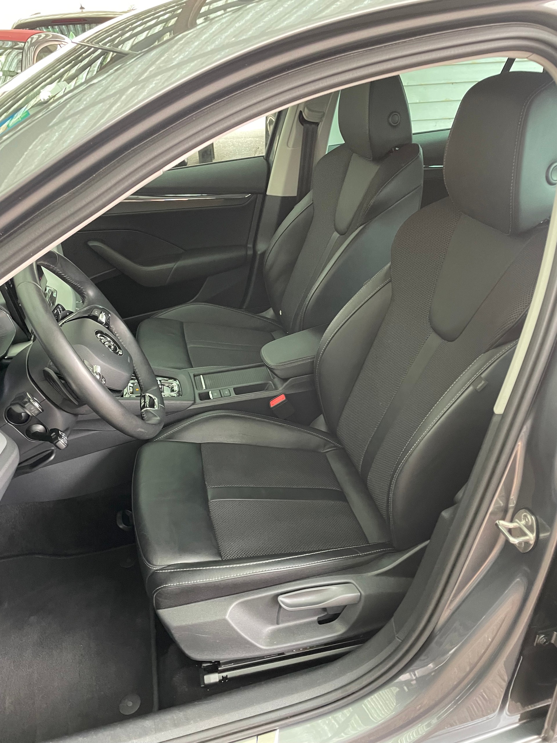 SKODA Octavia Combi 2.0 TDI DSG Style 4x4-image-7