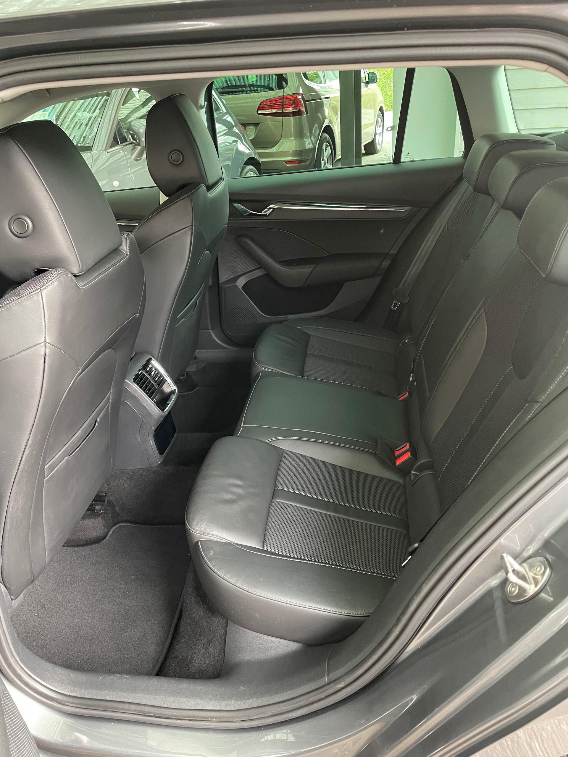 SKODA Octavia Combi 2.0 TDI DSG Style 4x4-image-8