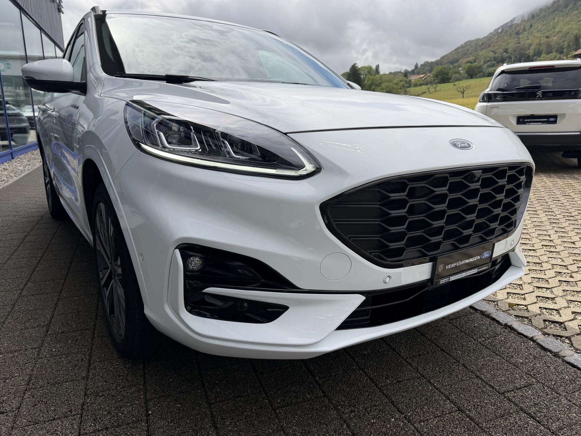 FORD Kuga 2.5 Plug-in Hybrid ST-Line X-showroom-element-2