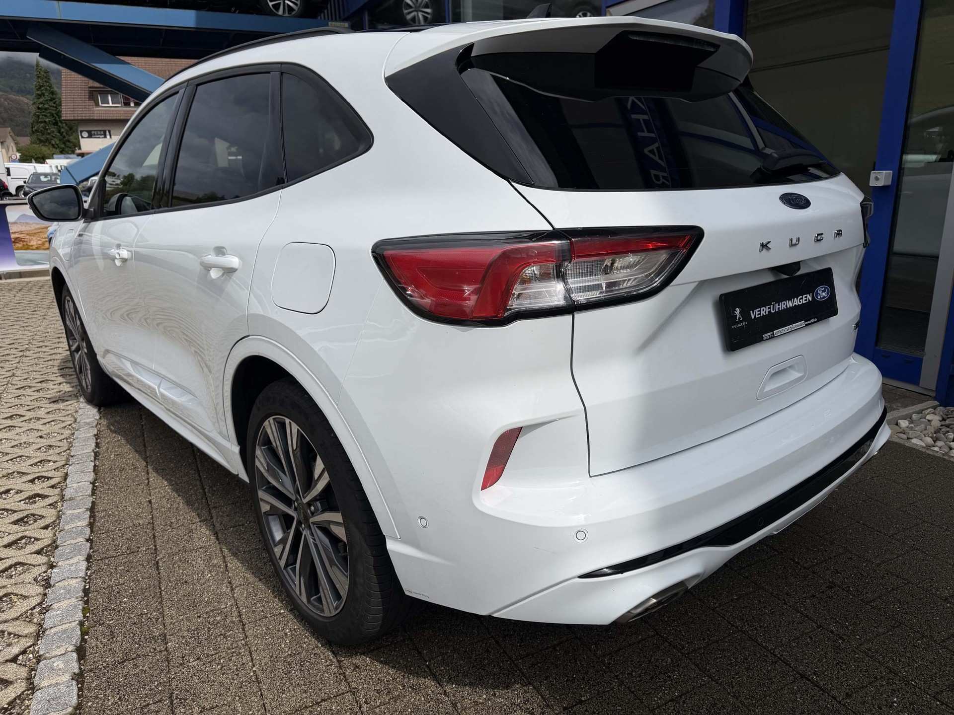 FORD Kuga 2.5 Plug-in Hybrid ST-Line X-showroom-element-3