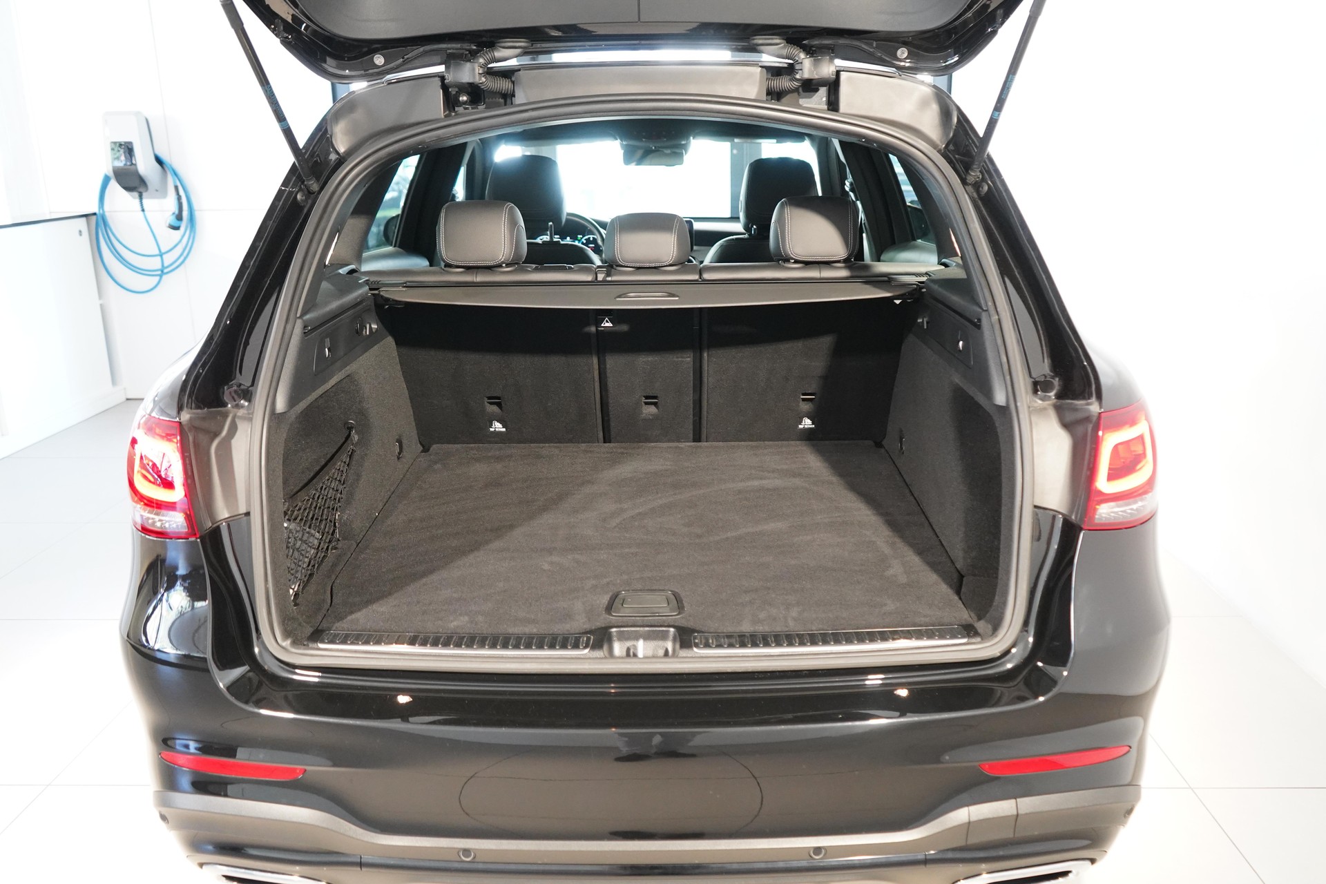 MERCEDES-BENZ GLC-Klasse X253 GLC 220 d AMG Line 4m-image-4