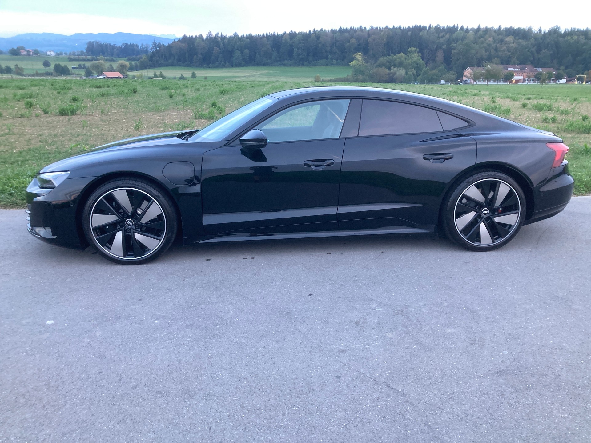 AUDI e-tron GT quattro-image-4