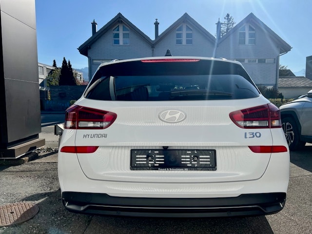 HYUNDAI i30 Wagon 1.5 T-GDi Amplia 48V MH DCT-image-4