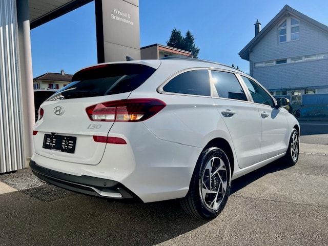 HYUNDAI i30 Wagon 1.5 T-GDi Amplia 48V MH DCT-image-5