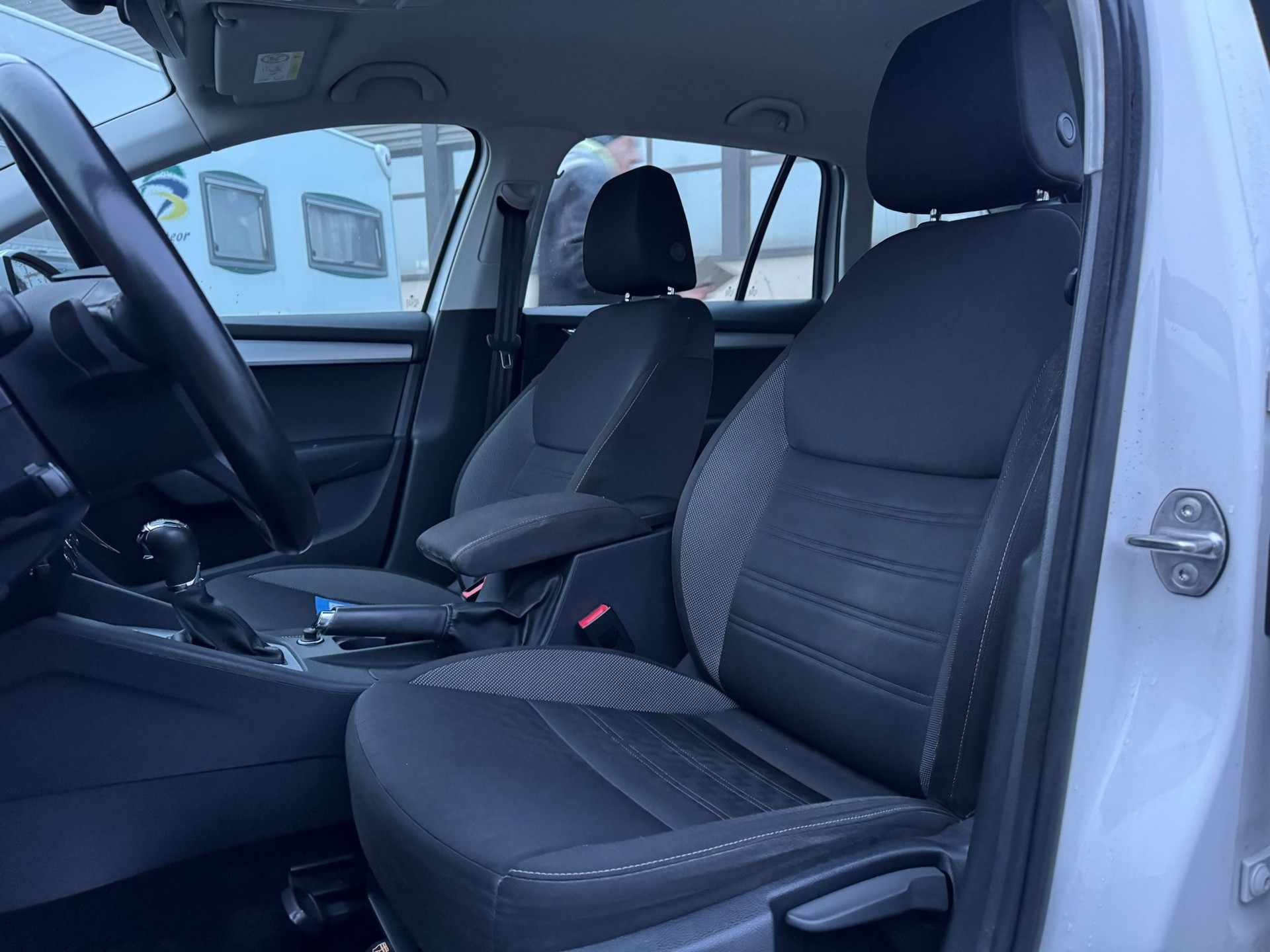 SKODA Octavia Combi 2.0 TDI Ambition 4x4 DSG-image-12