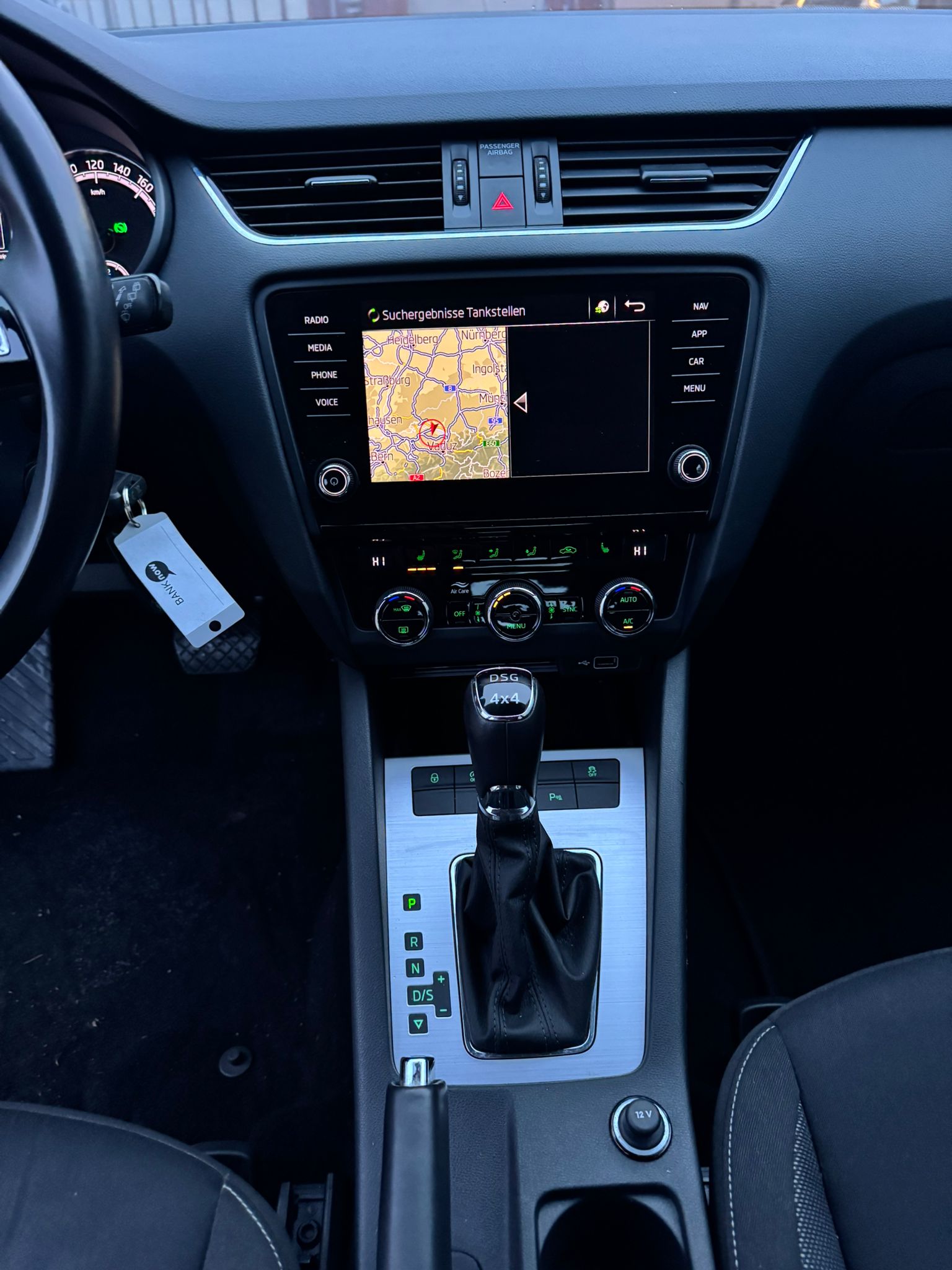SKODA Octavia Combi 2.0 TDI Ambition 4x4 DSG-image-11