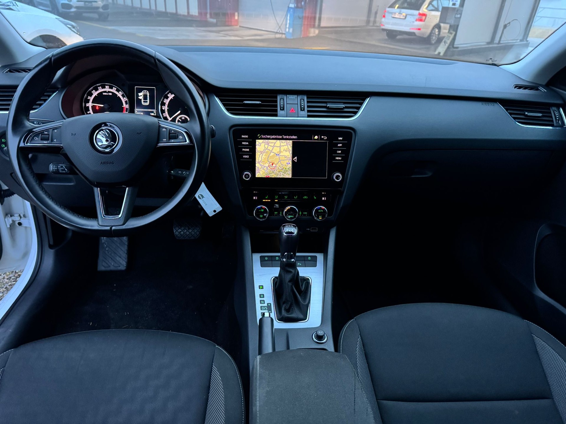 SKODA Octavia Combi 2.0 TDI Ambition 4x4 DSG-image-9