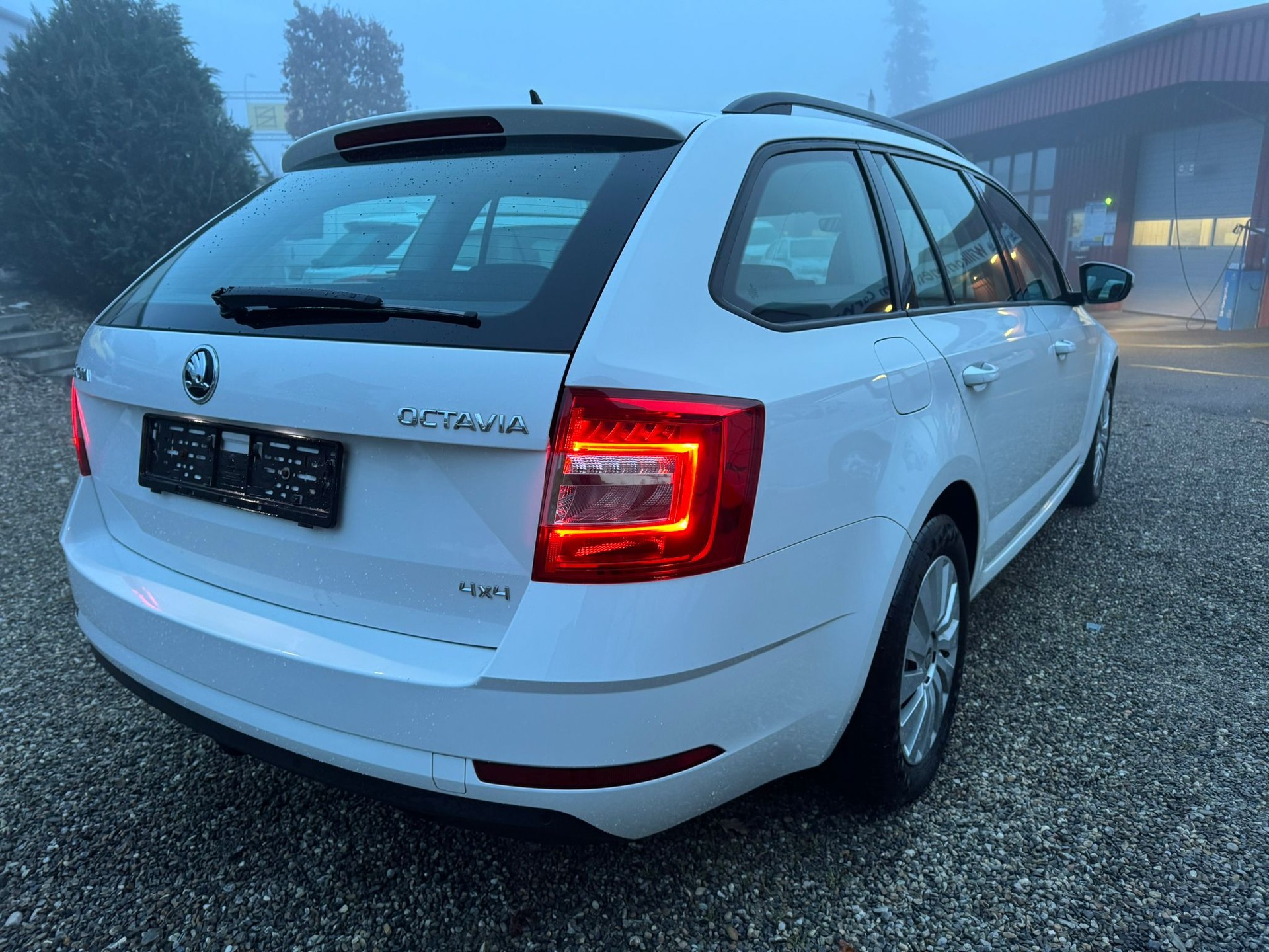 SKODA Octavia Combi 2.0 TDI Ambition 4x4 DSG-image-8