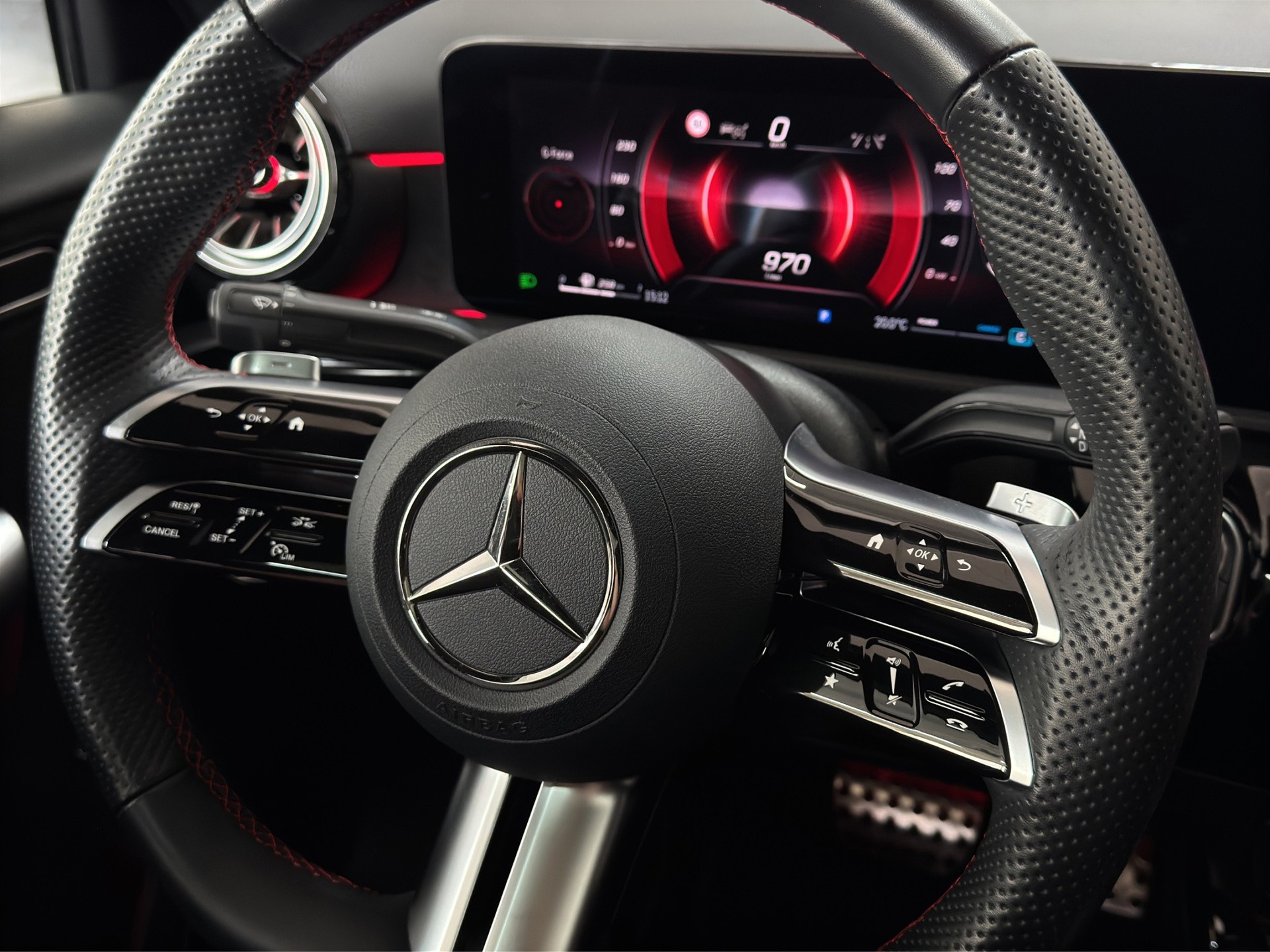 MERCEDES-BENZ A 180 7G-DCT AMG Line Night Star "Pano-Burmester-360°Kamera"-image-13