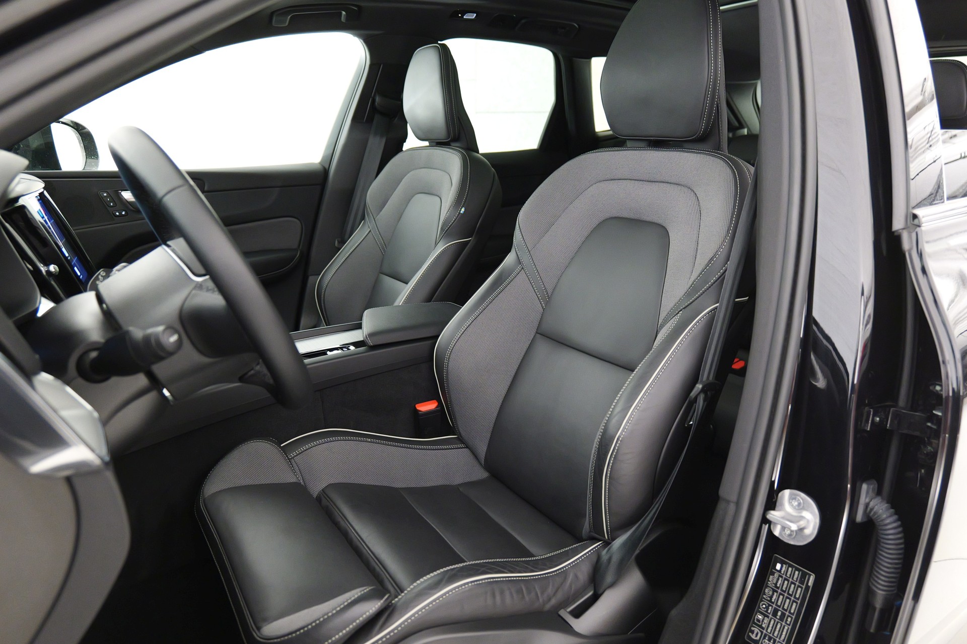 VOLVO XC60 B5 Benzin Mild Hybrid AWD Black Edition Geartronic-image-12