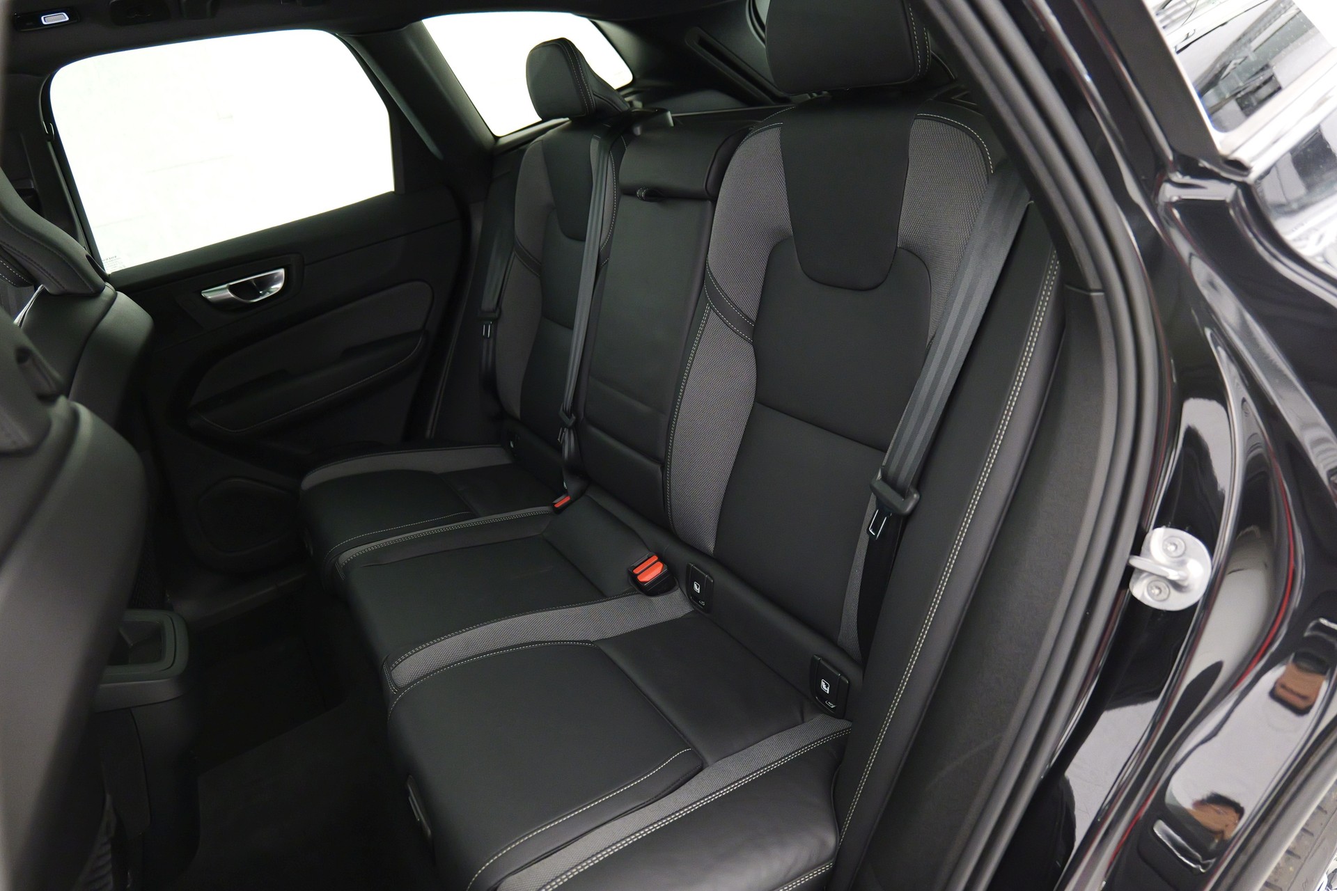 VOLVO XC60 B5 Benzin Mild Hybrid AWD Black Edition Geartronic-image-13