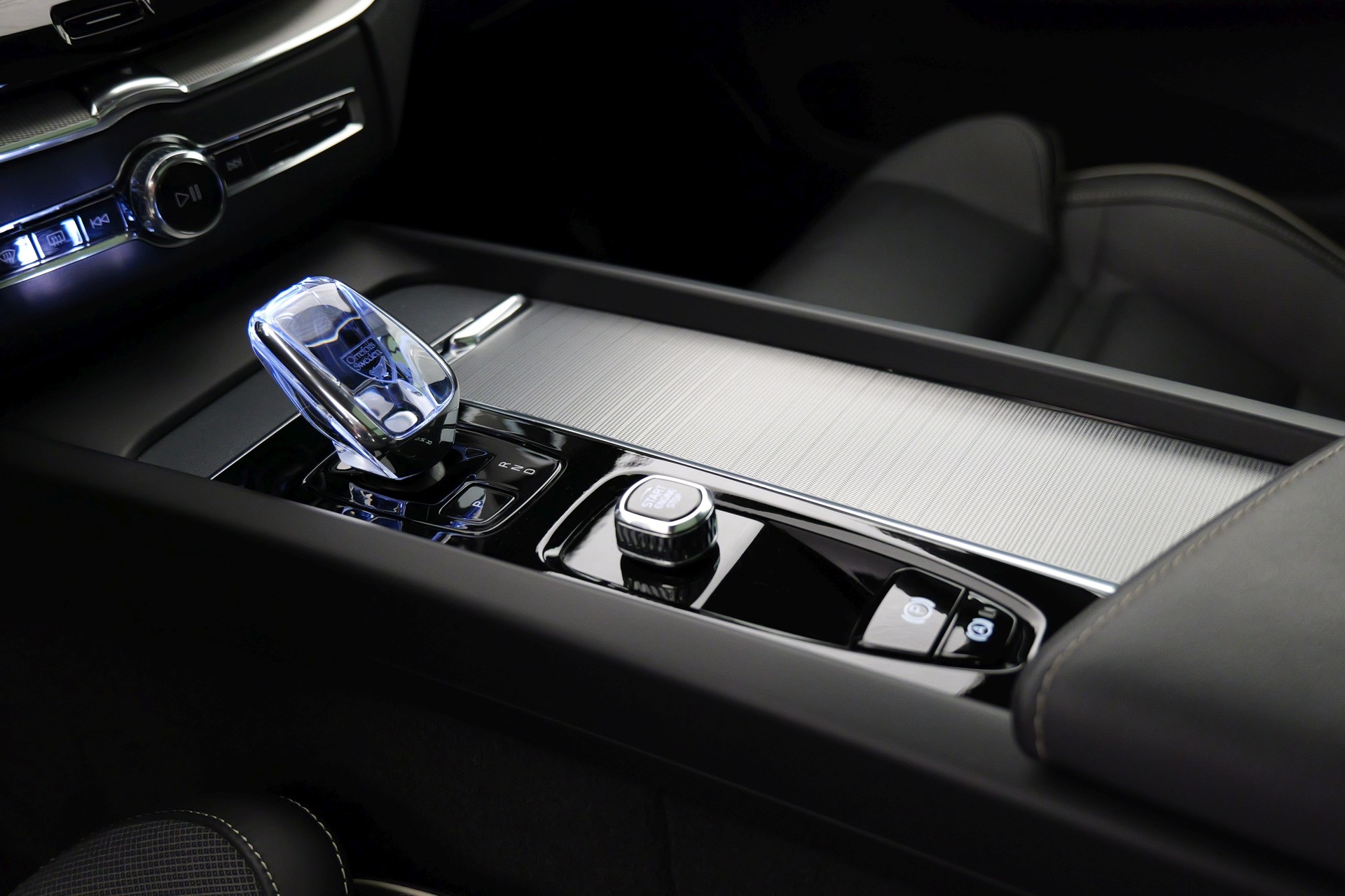 VOLVO XC60 B5 Benzin Mild Hybrid AWD Black Edition Geartronic-image-16
