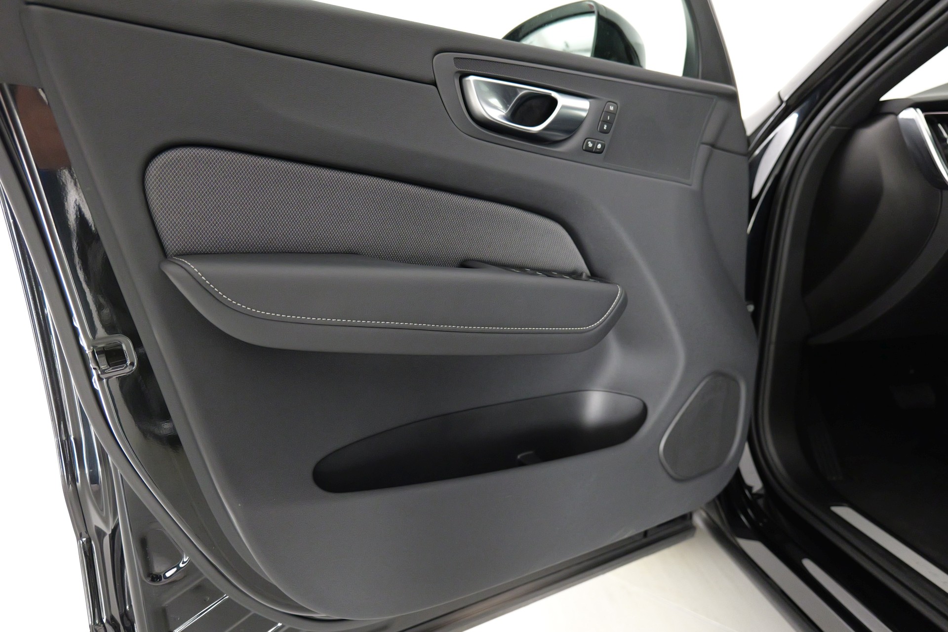 VOLVO XC60 B5 Benzin Mild Hybrid AWD Black Edition Geartronic-image-11
