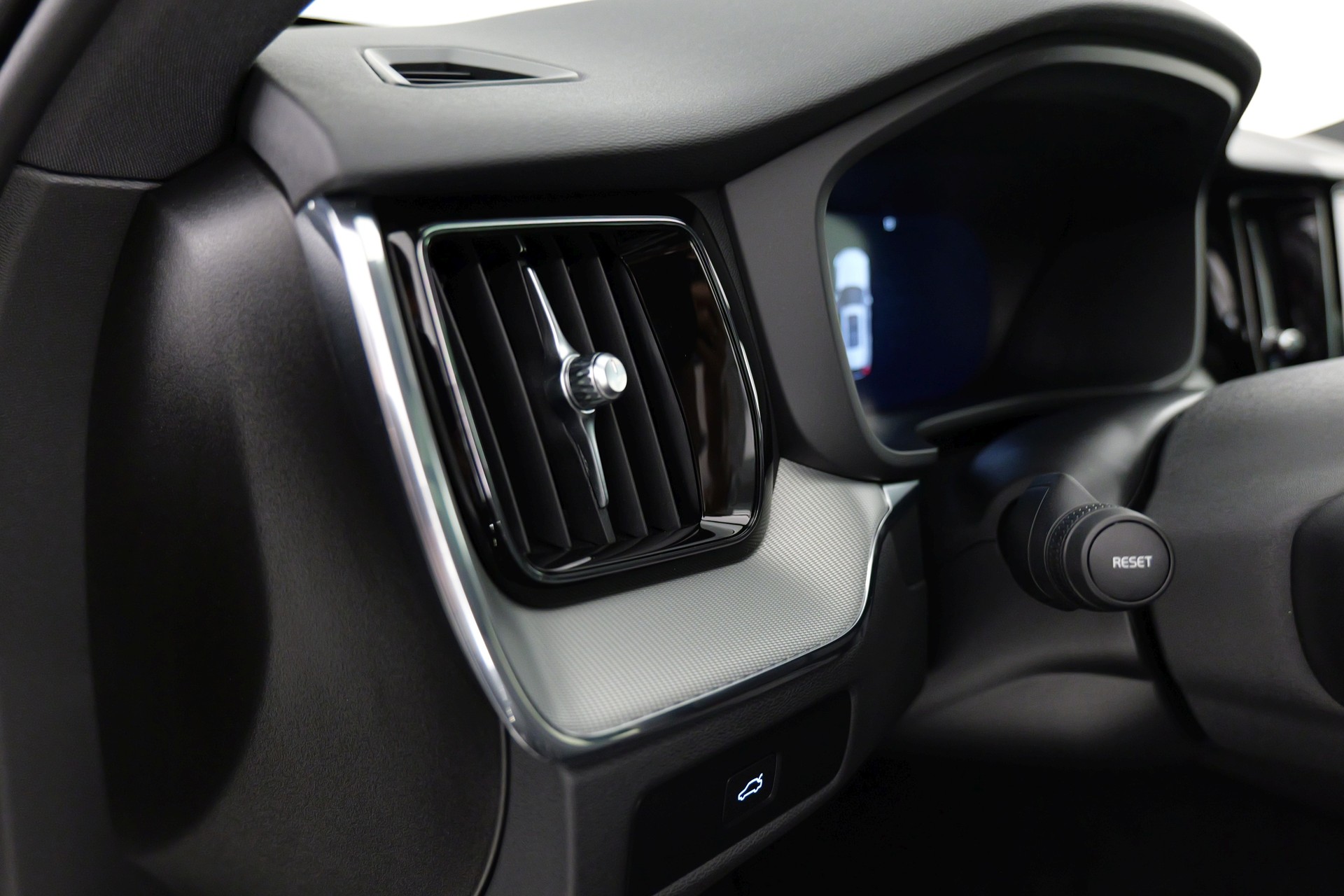 VOLVO XC60 B5 Benzin Mild Hybrid AWD Black Edition Geartronic-image-17