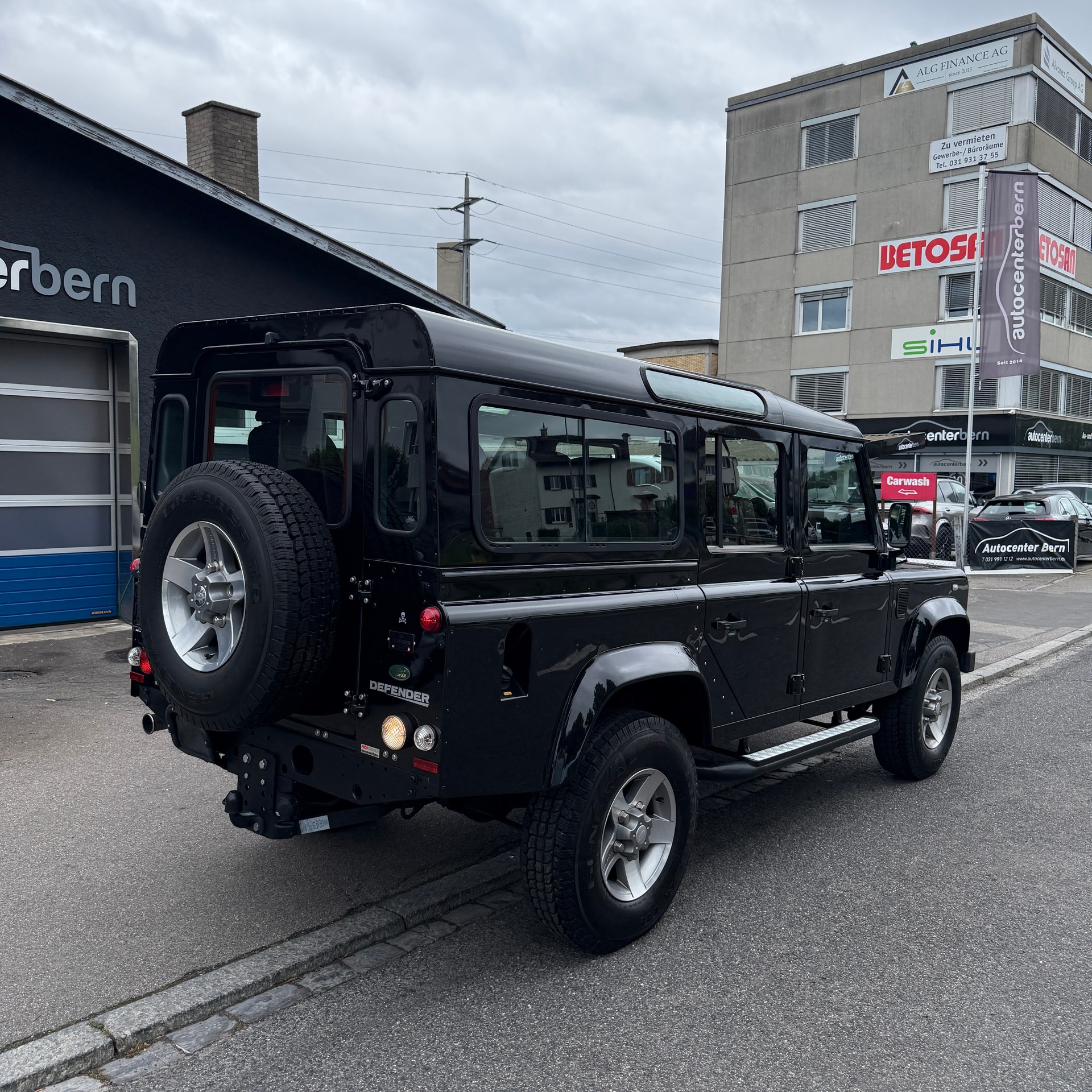 LAND ROVER Defender 110 SW 2.4Tdc Black Pearl 1/25-image-6