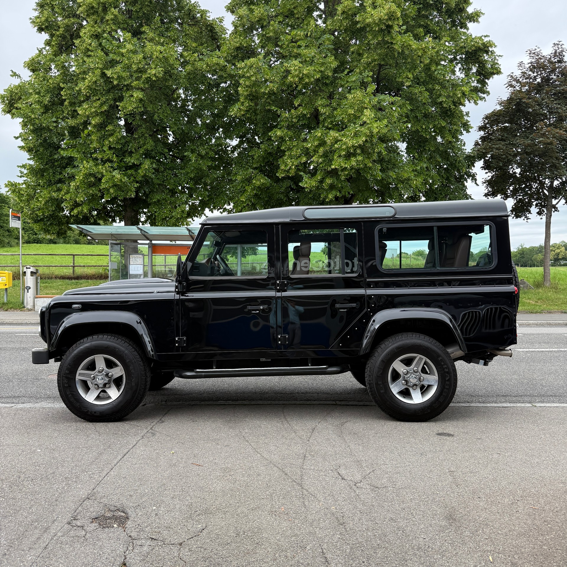 LAND ROVER Defender 110 SW 2.4Tdc Black Pearl 1/25-image-3
