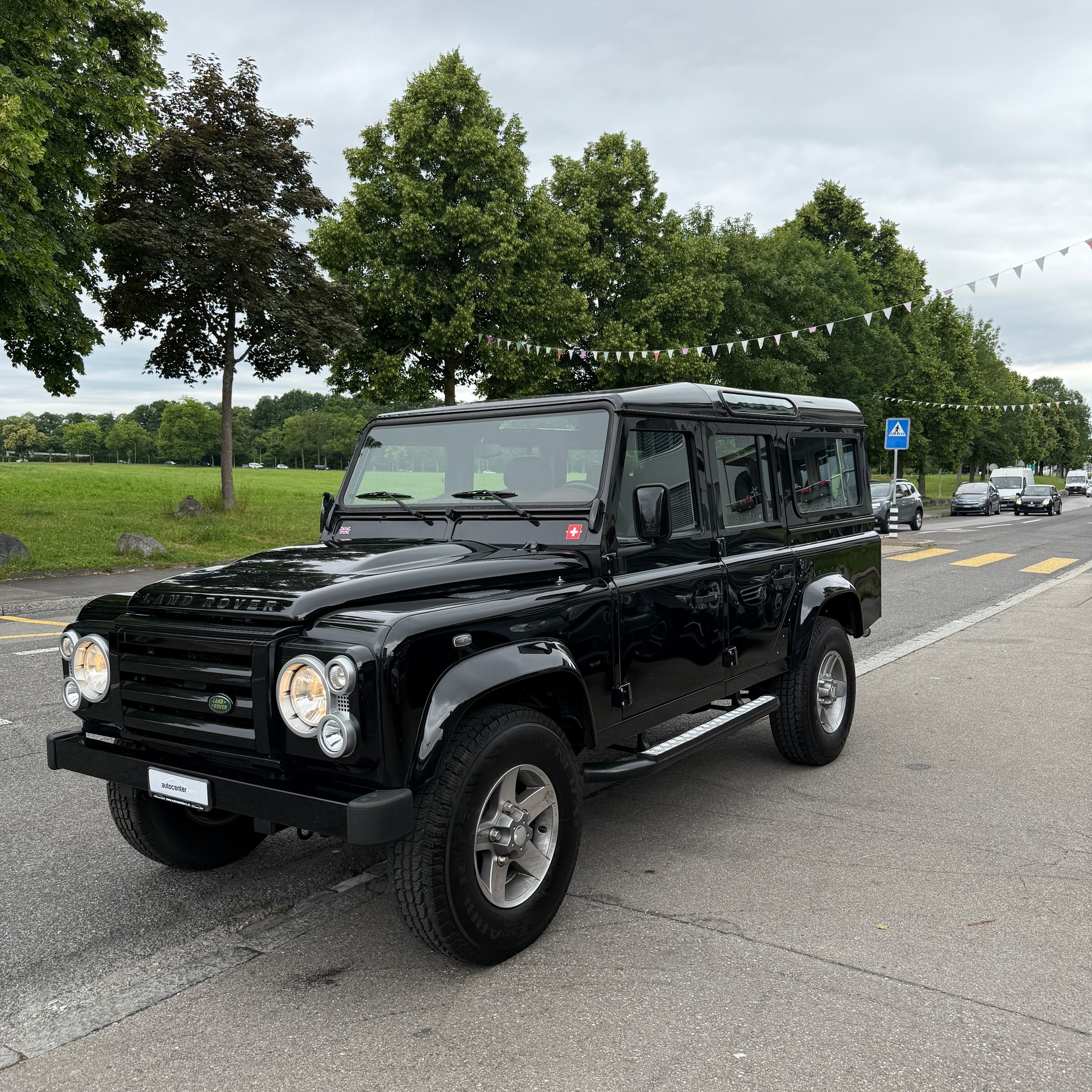 LAND ROVER Defender 110 SW 2.4Tdc Black Pearl 1/25-image-2