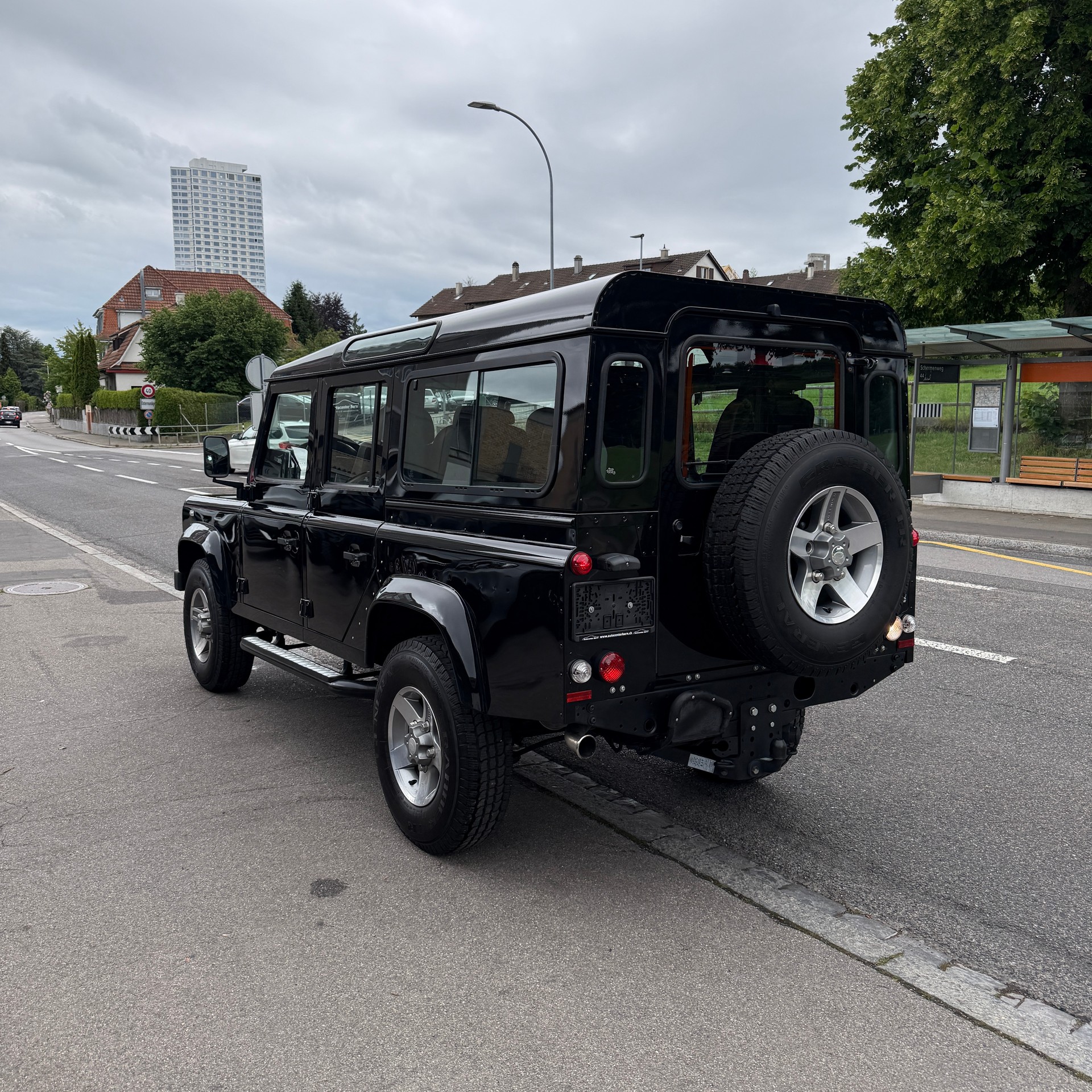LAND ROVER Defender 110 SW 2.4Tdc Black Pearl 1/25-image-4