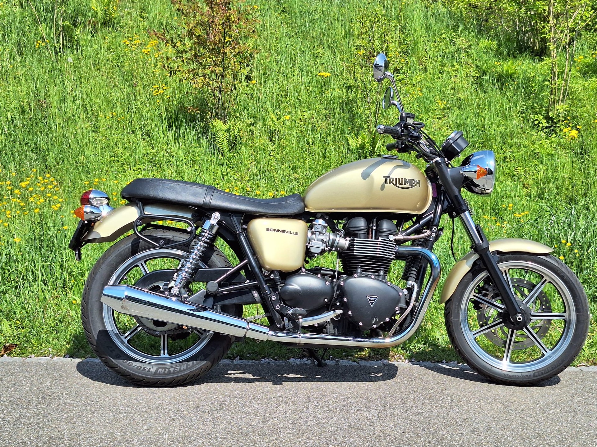 TRIUMPH Bonneville 900 i-image-2