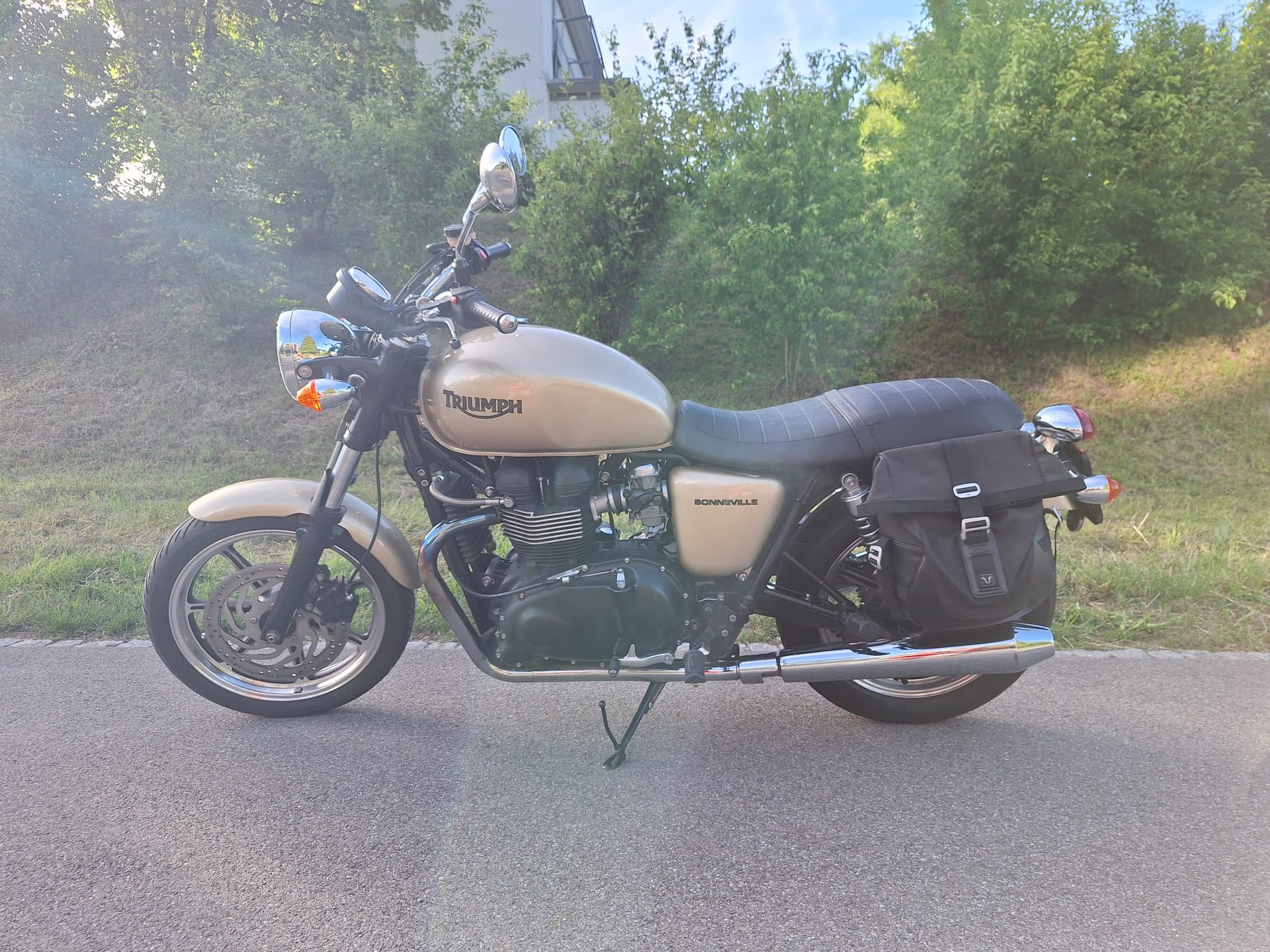 TRIUMPH Bonneville 900 i-image-8