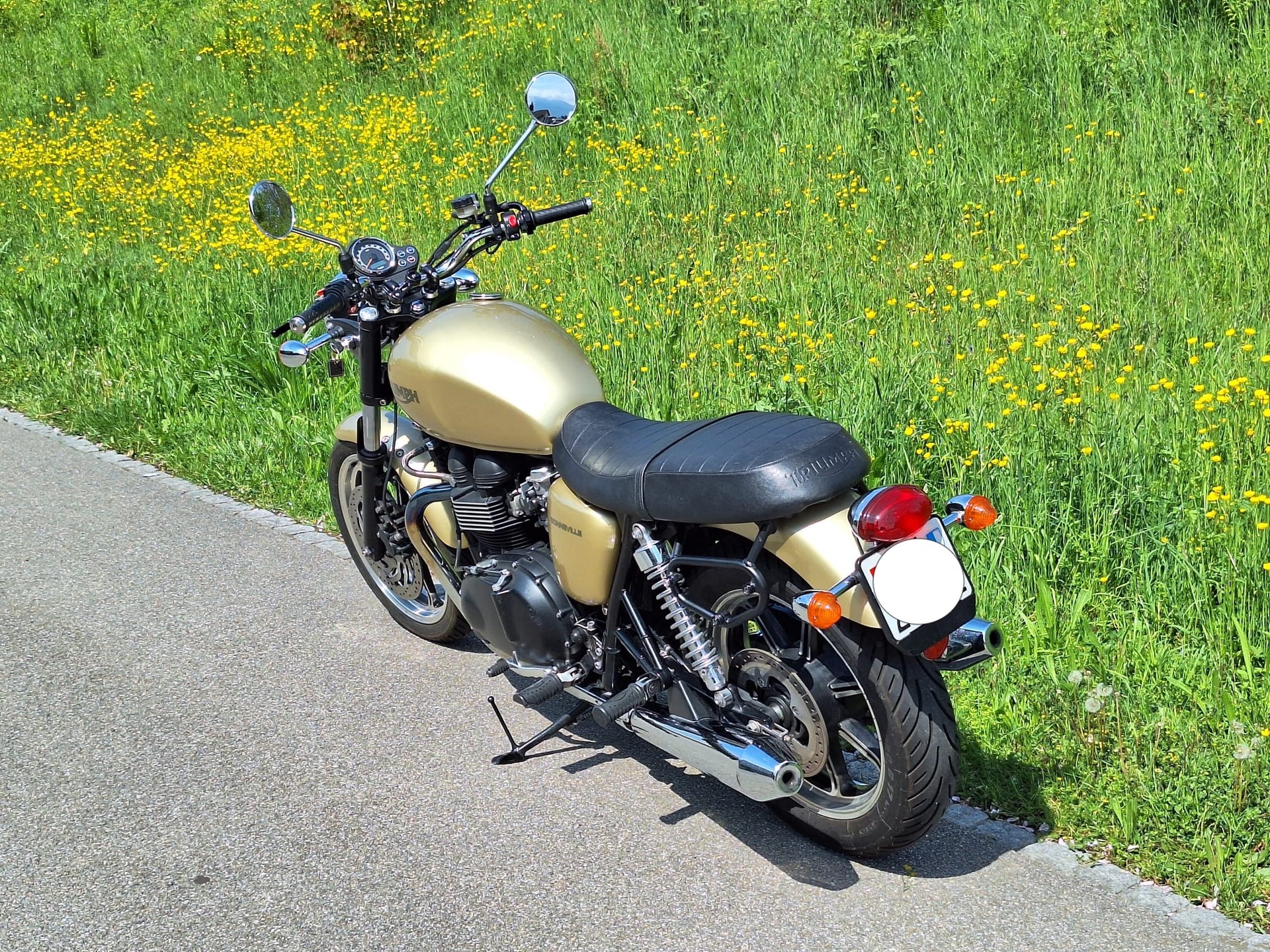 TRIUMPH Bonneville 900 i-image-0
