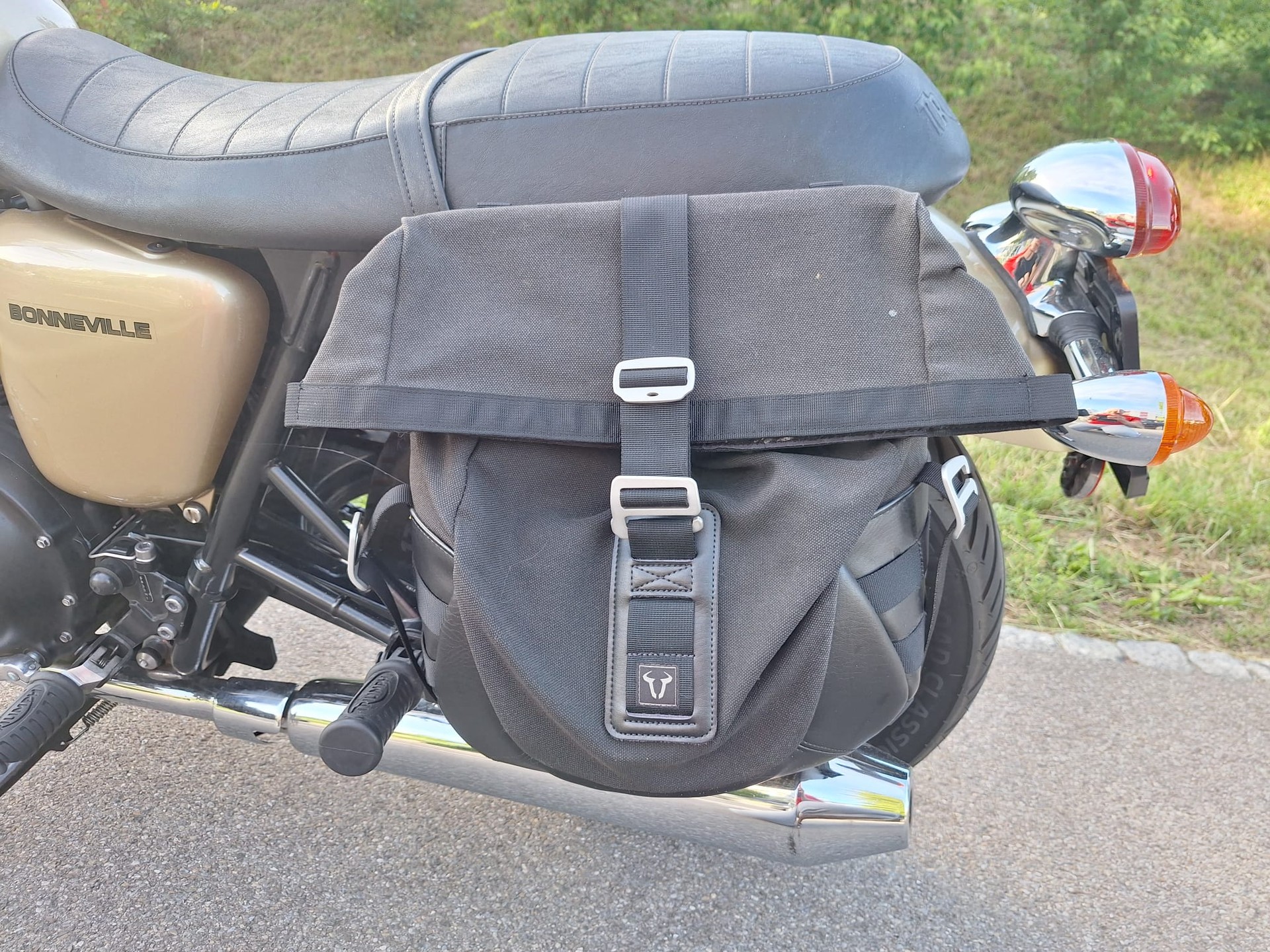 TRIUMPH Bonneville 900 i-image-9