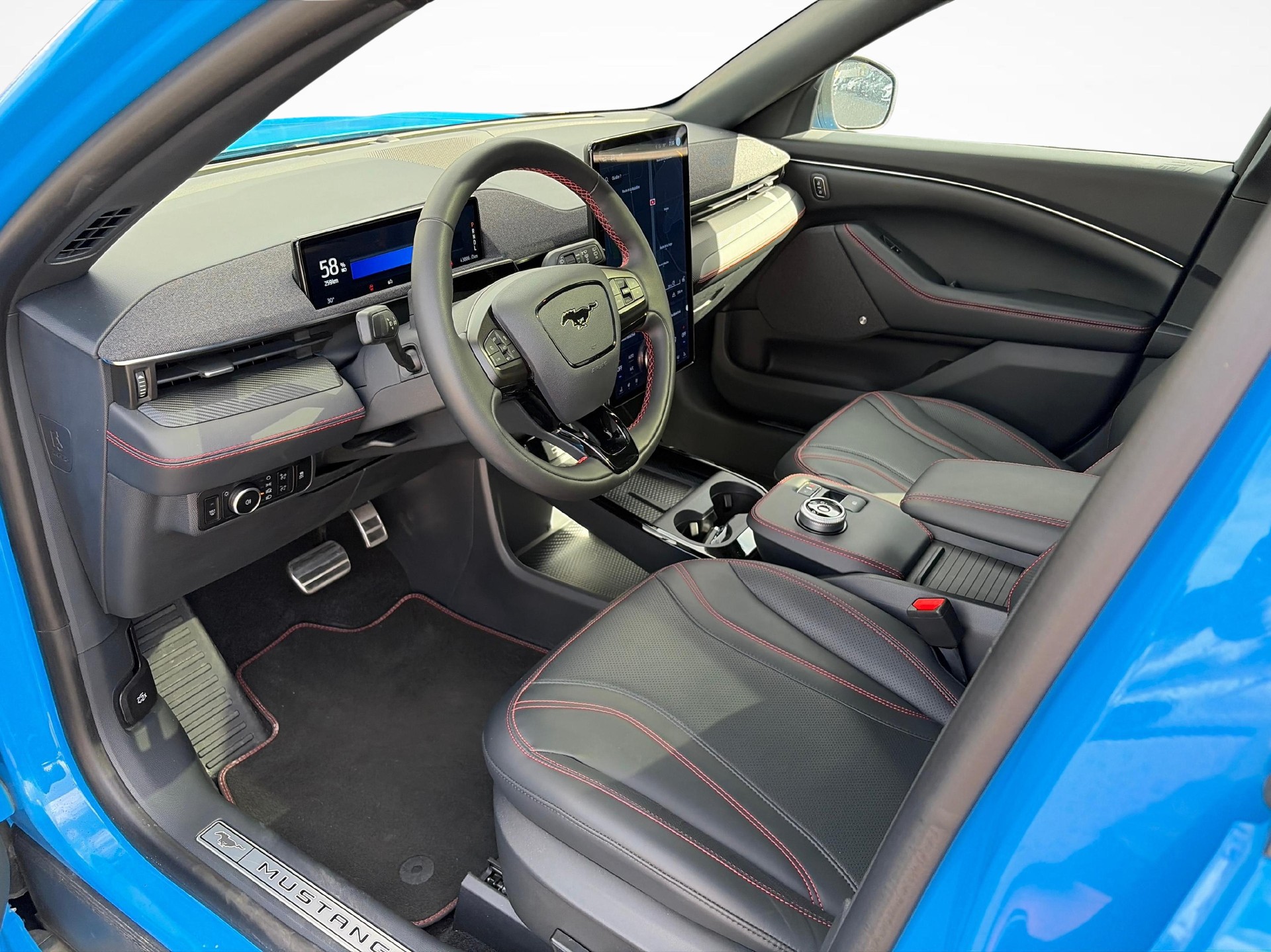 FORD Mustang Mach-E Premium AWD-image-9