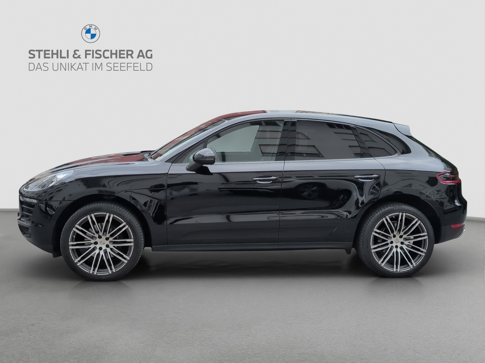 PORSCHE Macan PDK-showroom-element-2