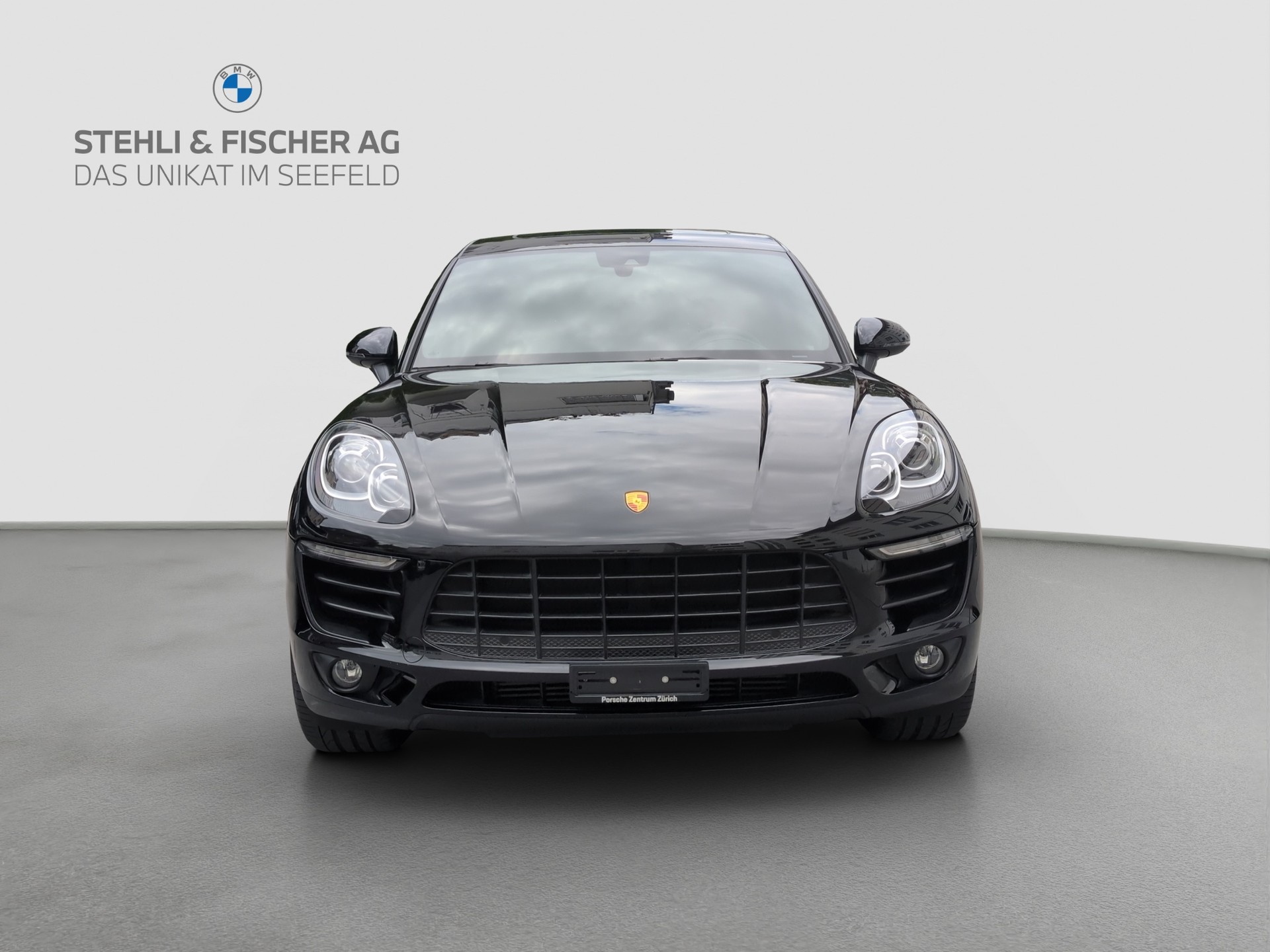 PORSCHE Macan PDK-showroom-element-1