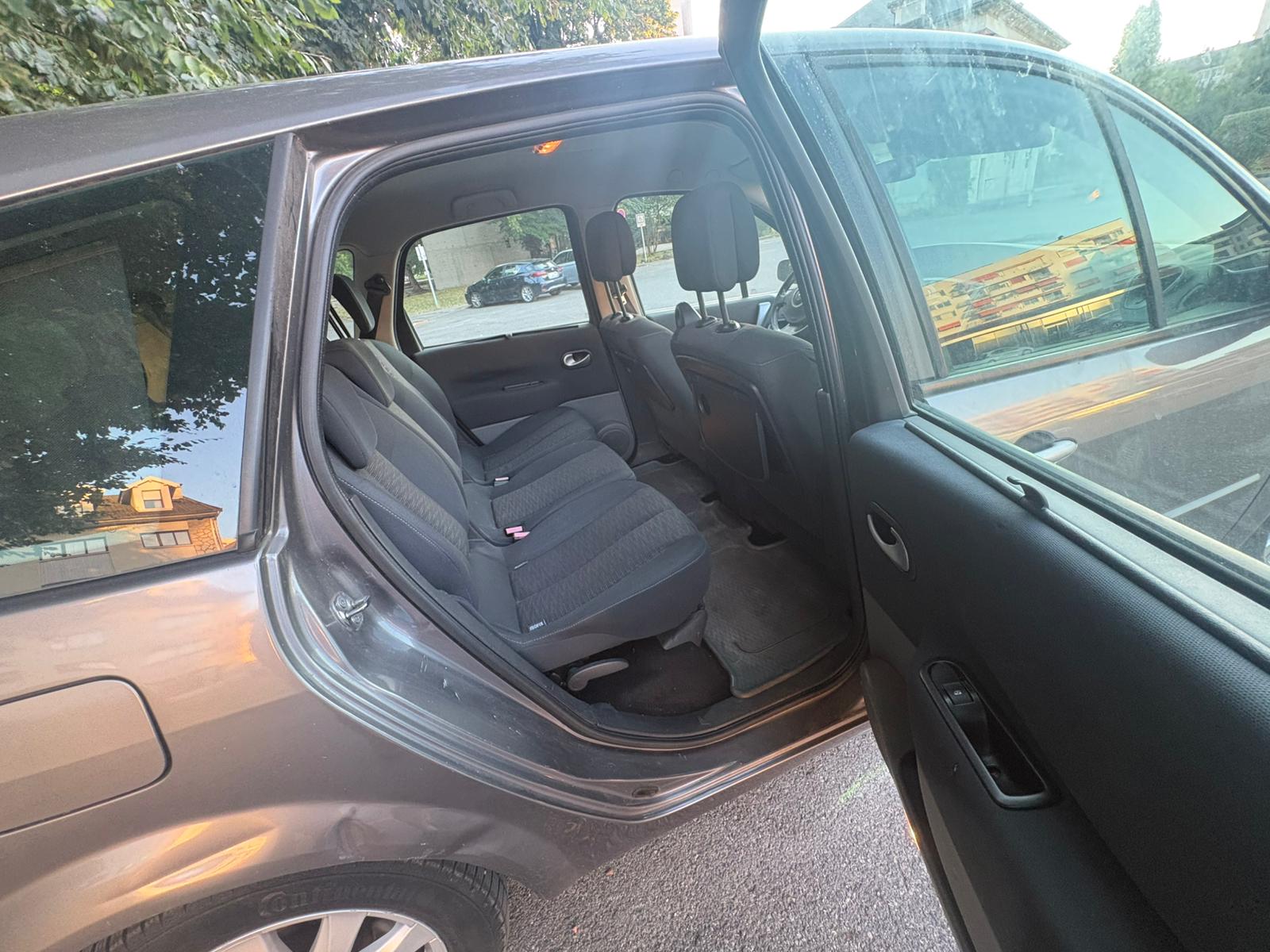 RENAULT Grand Scénic 2.0 dCi Dynamique-showroom-element-2