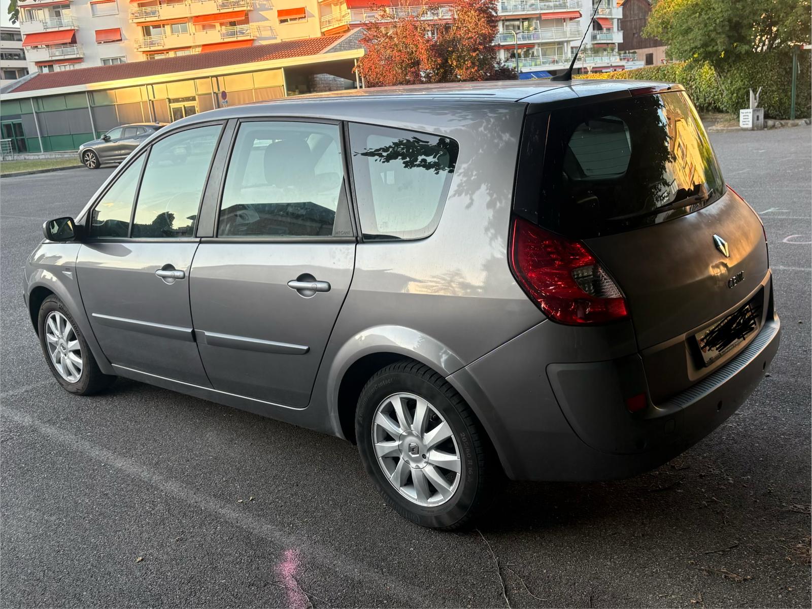RENAULT Grand Scénic 2.0 dCi Dynamique-showroom-element-1