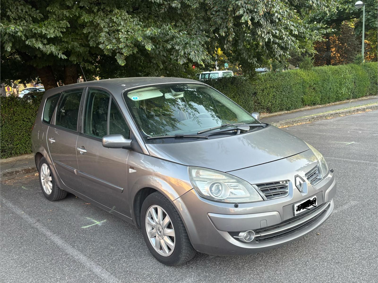 RENAULT Grand Scénic 2.0 dCi Dynamique-showroom-element-3