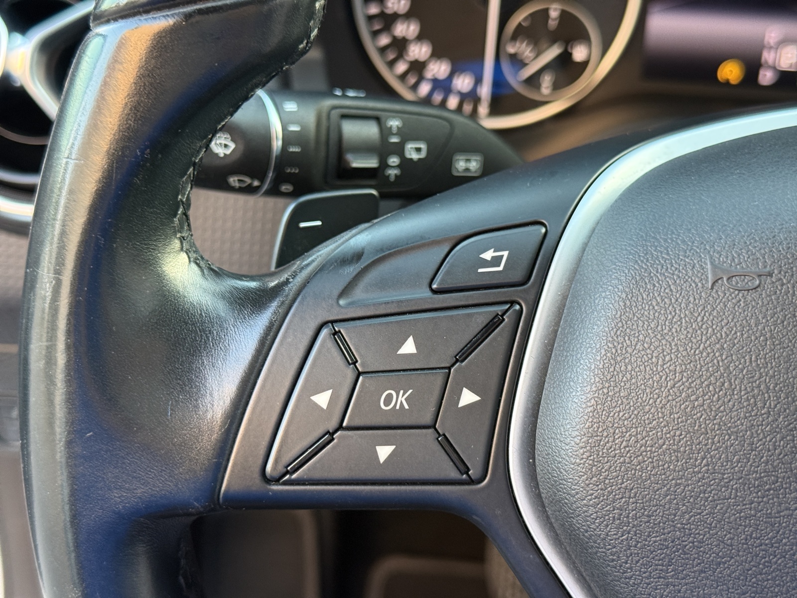 MERCEDES-BENZ A 180 Style 7G-DCT-image-23